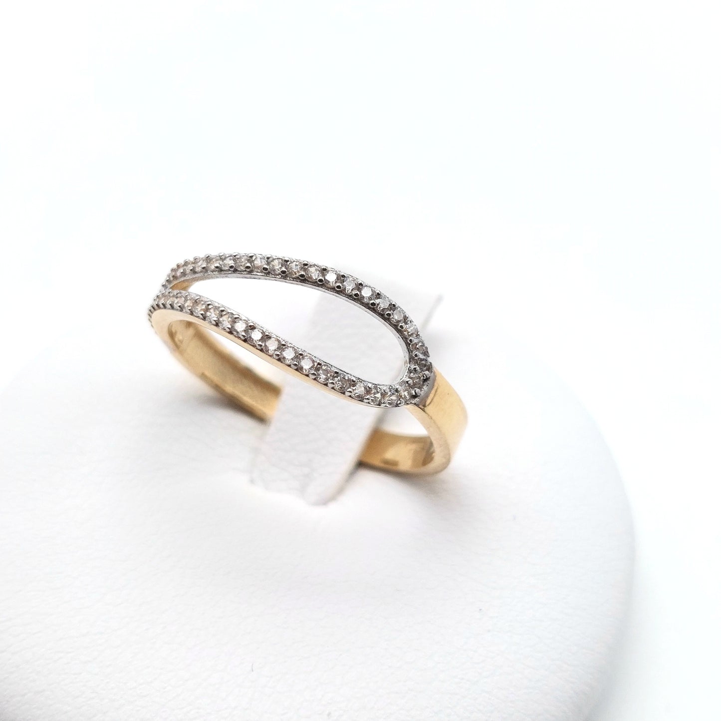 Anello da donna in oro giallo 18 kt con zirconi bianchi. AN-ORO068.