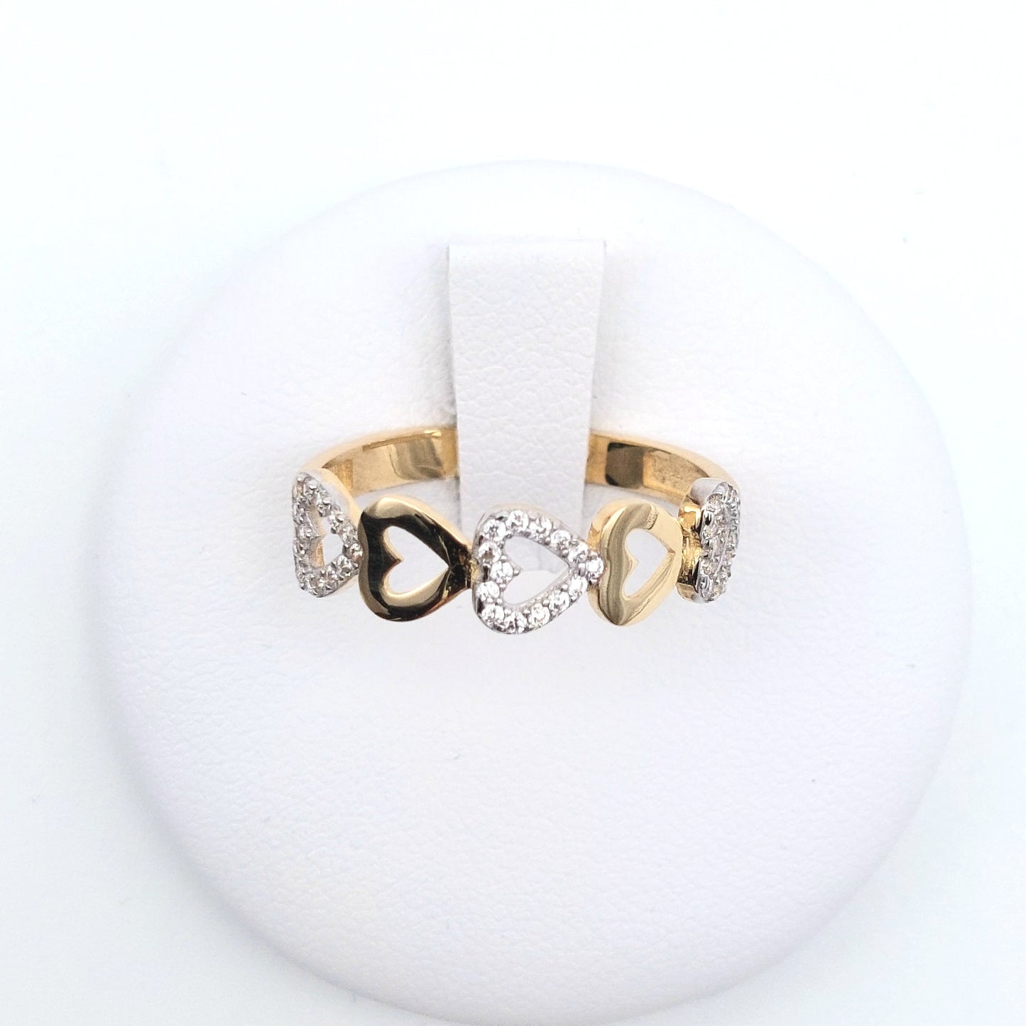 Anello a fascia di cuori in oro giallo 18 KT zirconi bianchi. AN-ORO072.