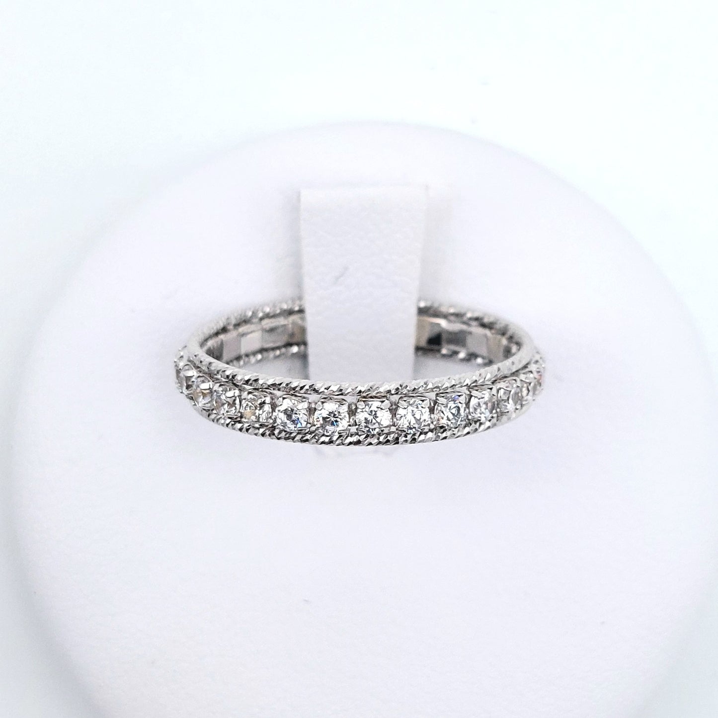 Anello da donna in oro bianco 18 KT, con zirconi bianchi. AN-ORO075.