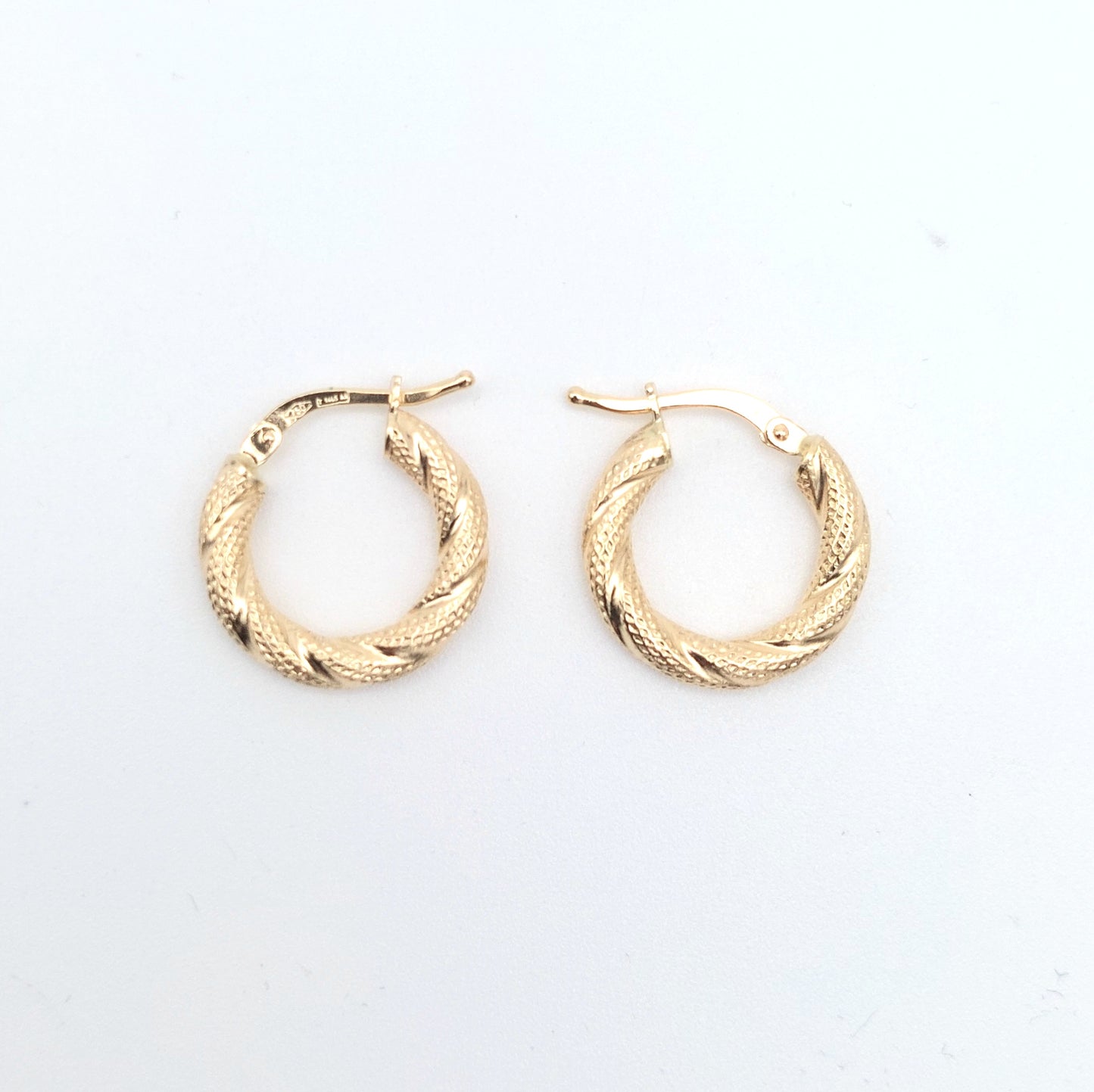 Orecchini a cerchio thorcon godronato in oro giallo 18 KT. OR-ORO014.