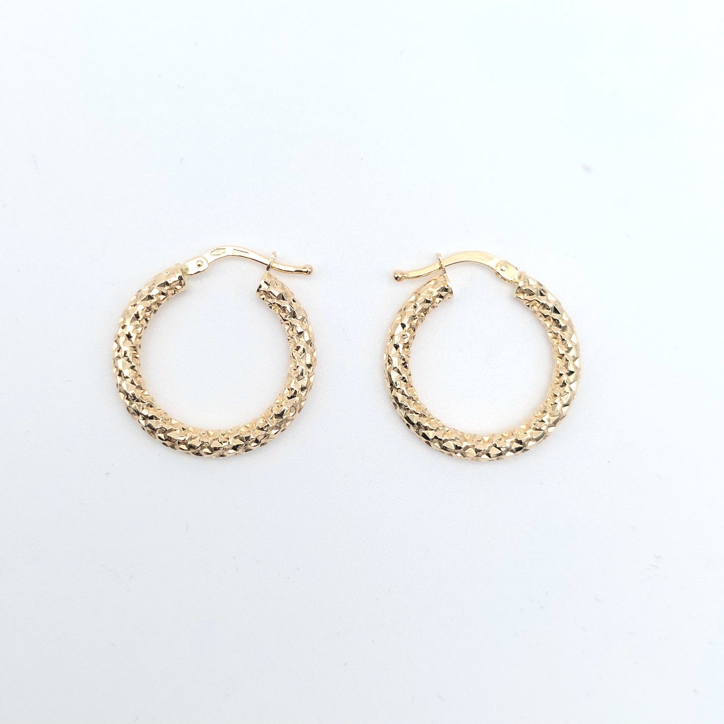 Orecchino a cerchio godronato in oro giallo 18 KT. OR-ORO015.