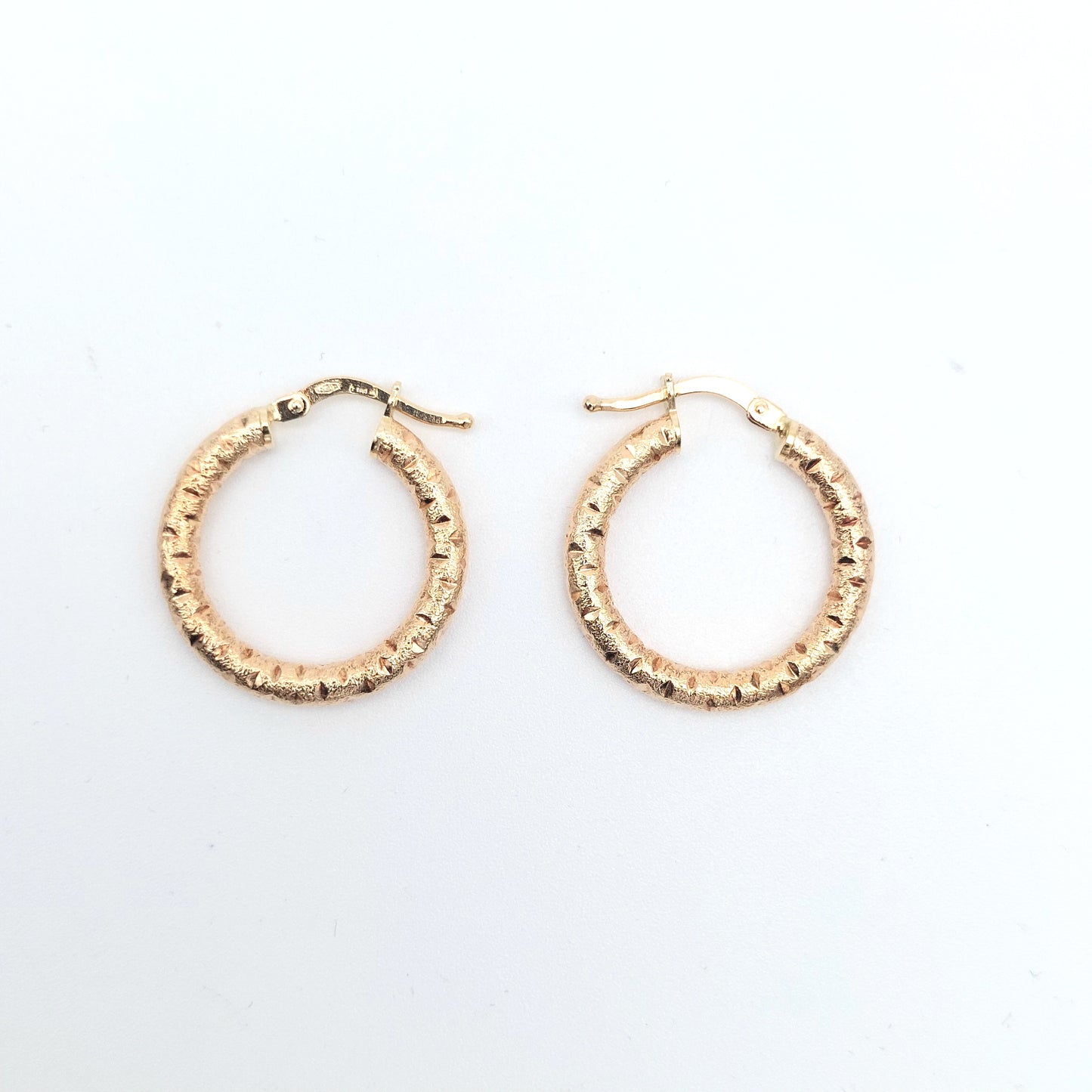 Orecchino a cerchio satinati in oro giallo 18 KT. OR-ORO016.