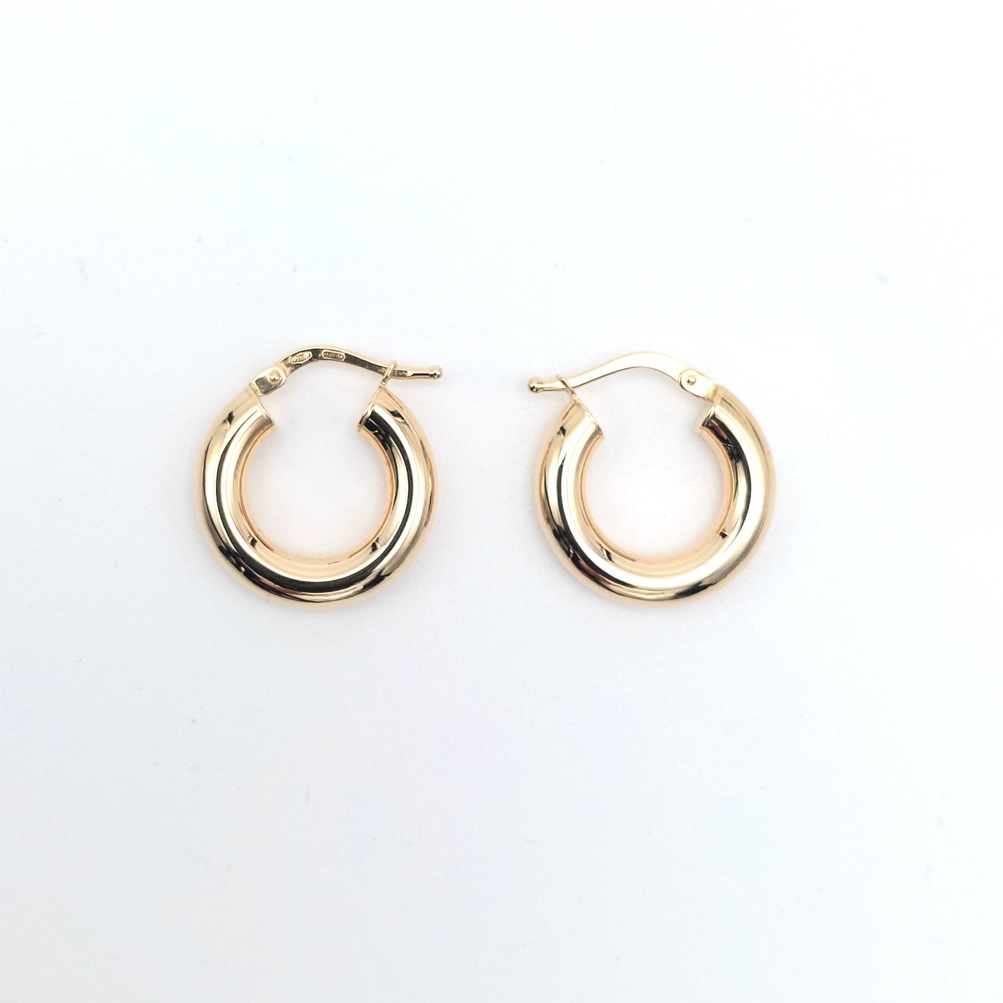 Orecchini a cerchio lucidi in oro giallo 18 KT. OR-ORO017.