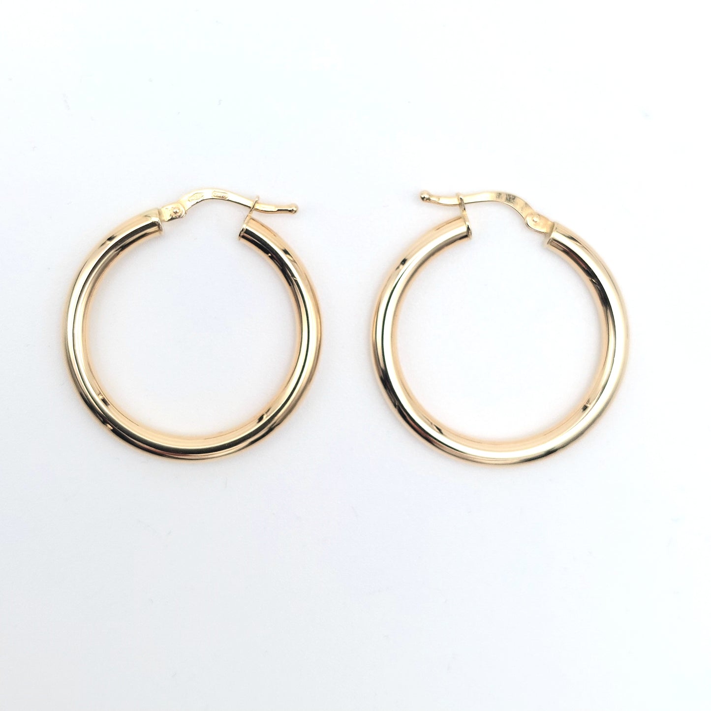 Orecchini a cerchio lucidi in oro giallo 18 KT. OR-ORO018.