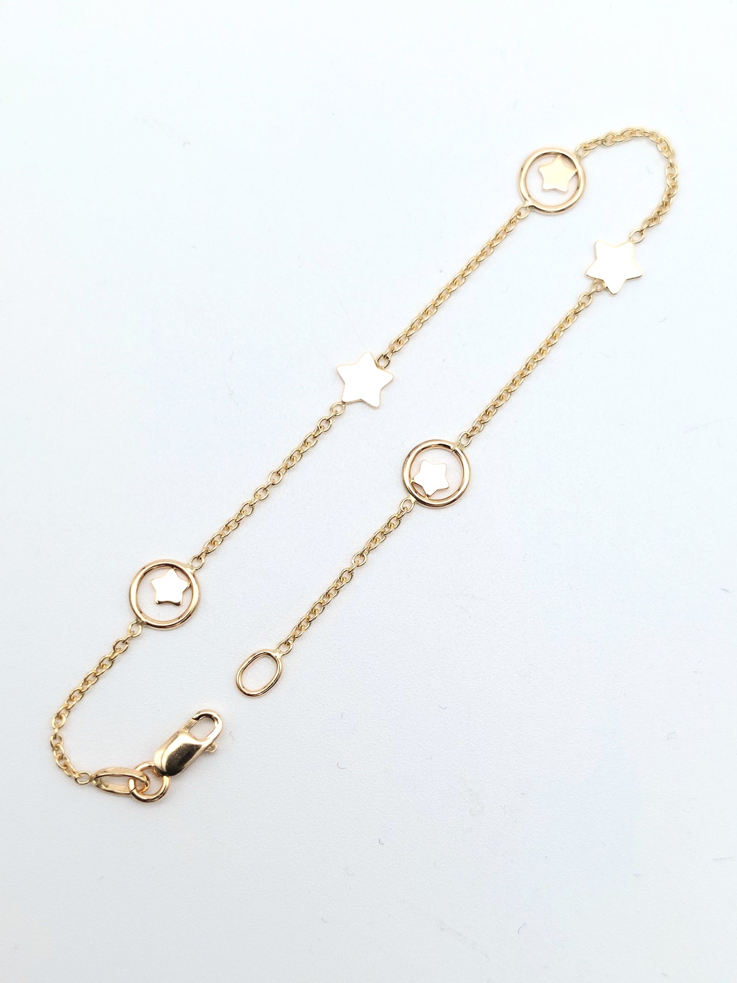 Bracciale da donna in oro 18 KT con elementi cerchio e stella. BR-D-ORO032.