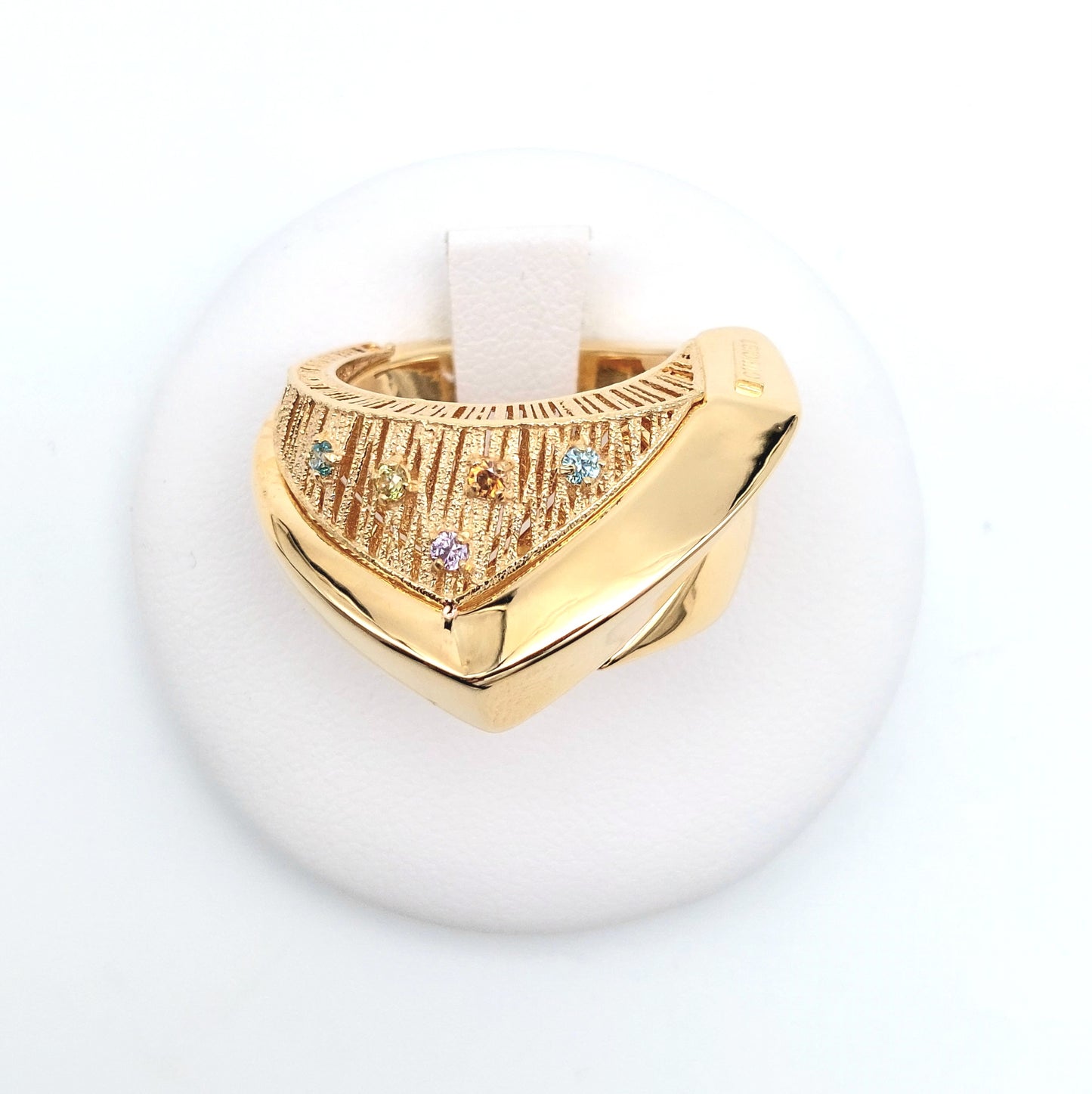 Anello in oro giallo 18 KT in elettroformatura con zirconi bianchi. AN-ORO085.
