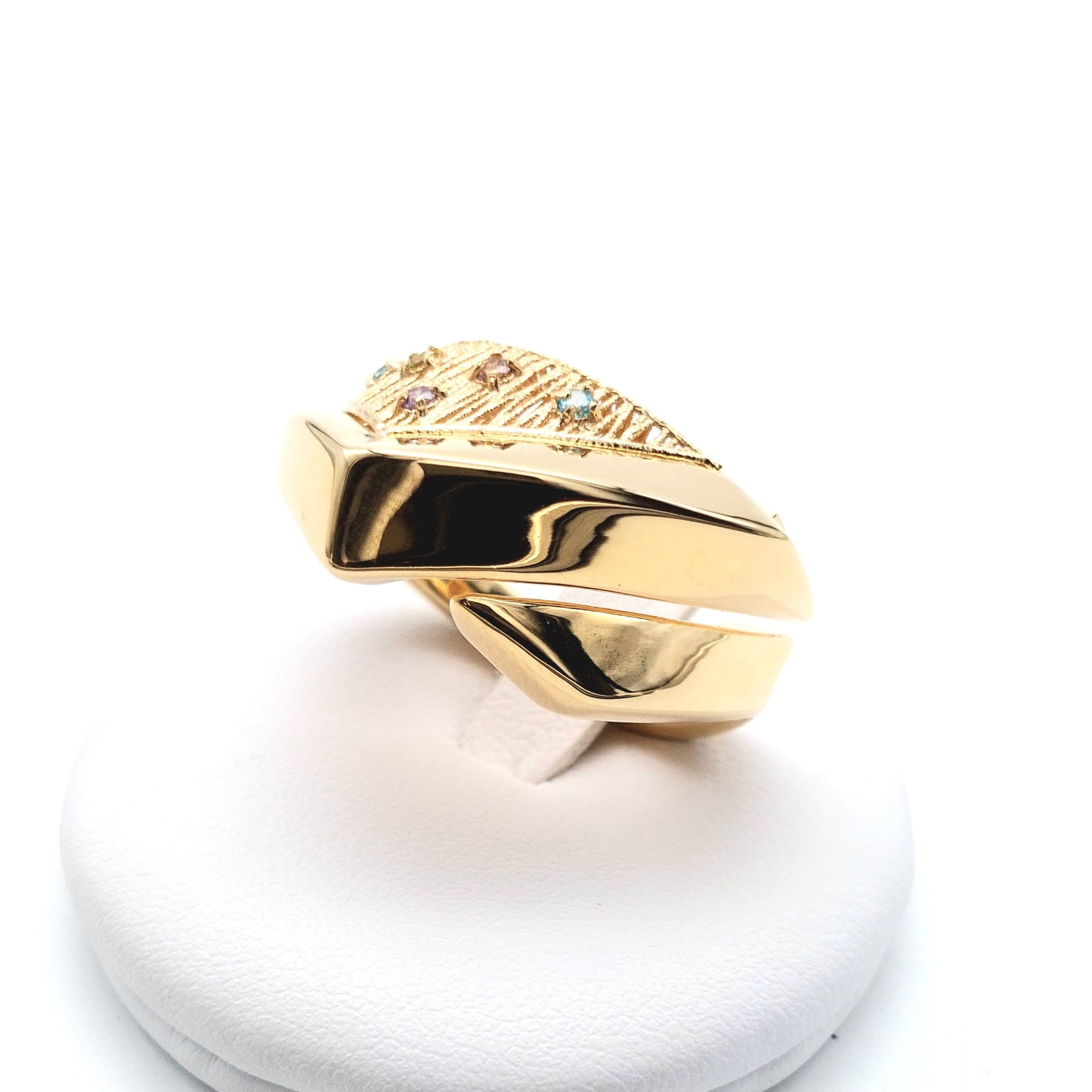 Anello in oro giallo 18 KT in elettroformatura con zirconi bianchi. AN-ORO085.