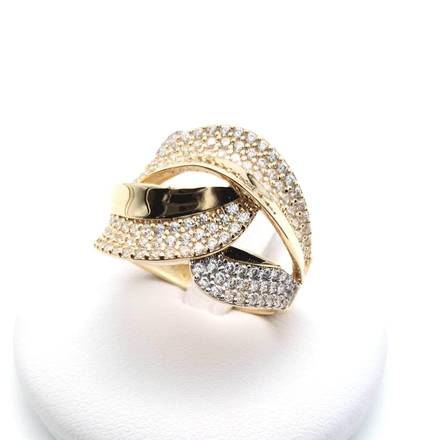 Anello in oro giallo e bianco 18 KT con zirconi bianchi. AN-ORO080.