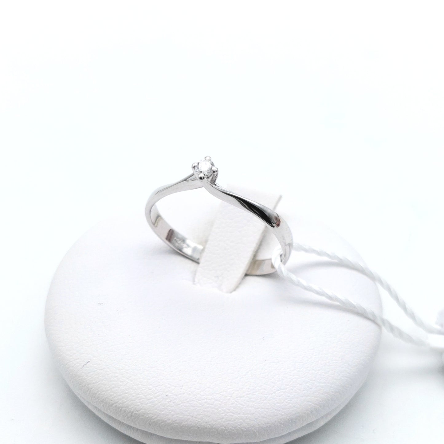 Anello solitario modello Valentino in oro bianco 18 KT con Diamante naturale da carati 0,06. AN-BR-015.