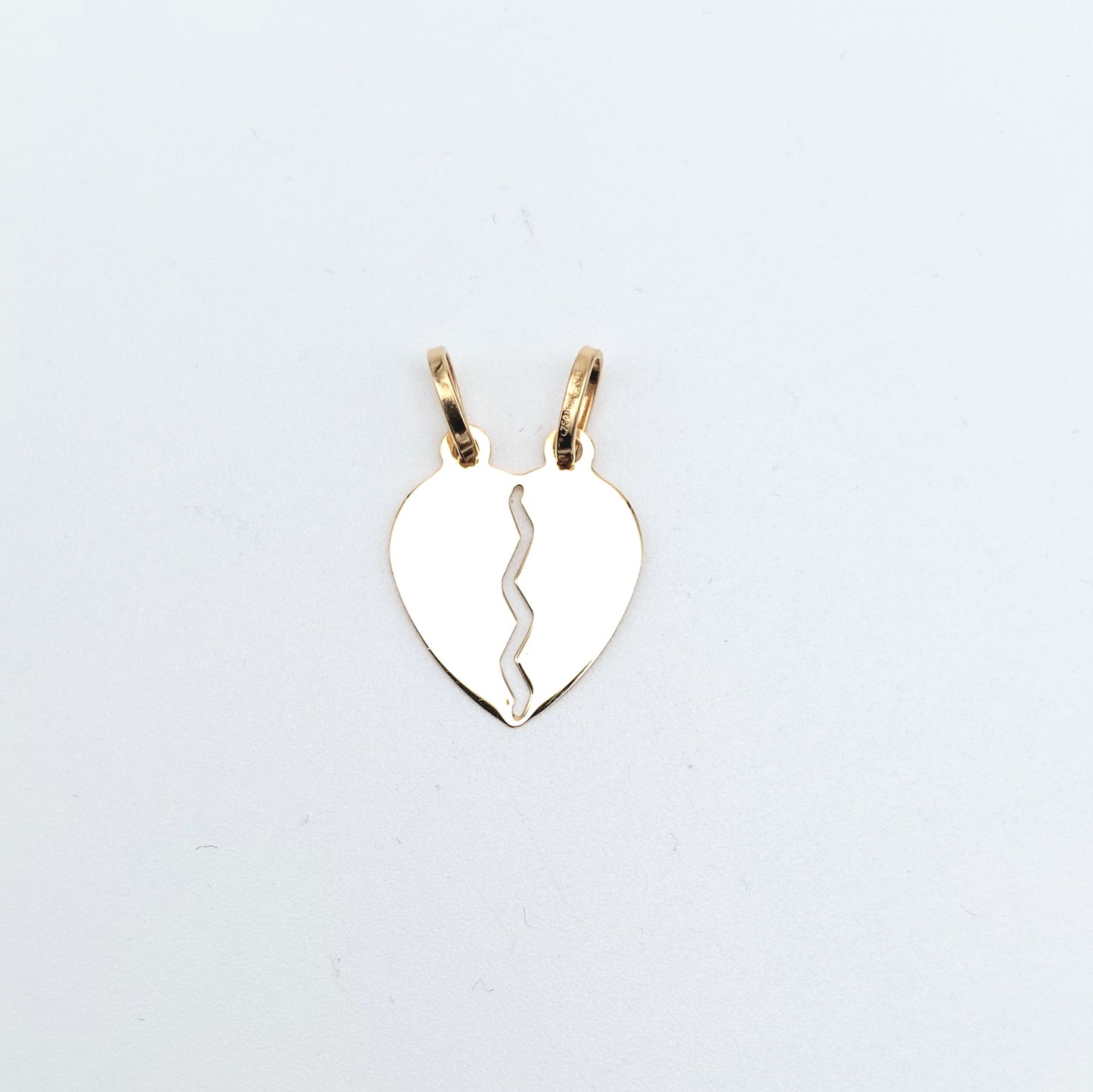 Ciondolo a lastra cuore che si spezza in oro giallo 18 KT. CIO-ORO018.