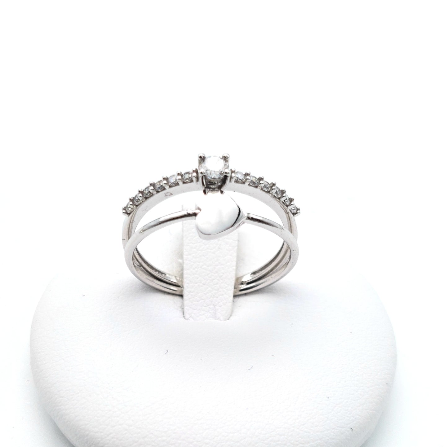 Anello fantasia con zirconi in oro bianco 18 KT. AN-ORO102.