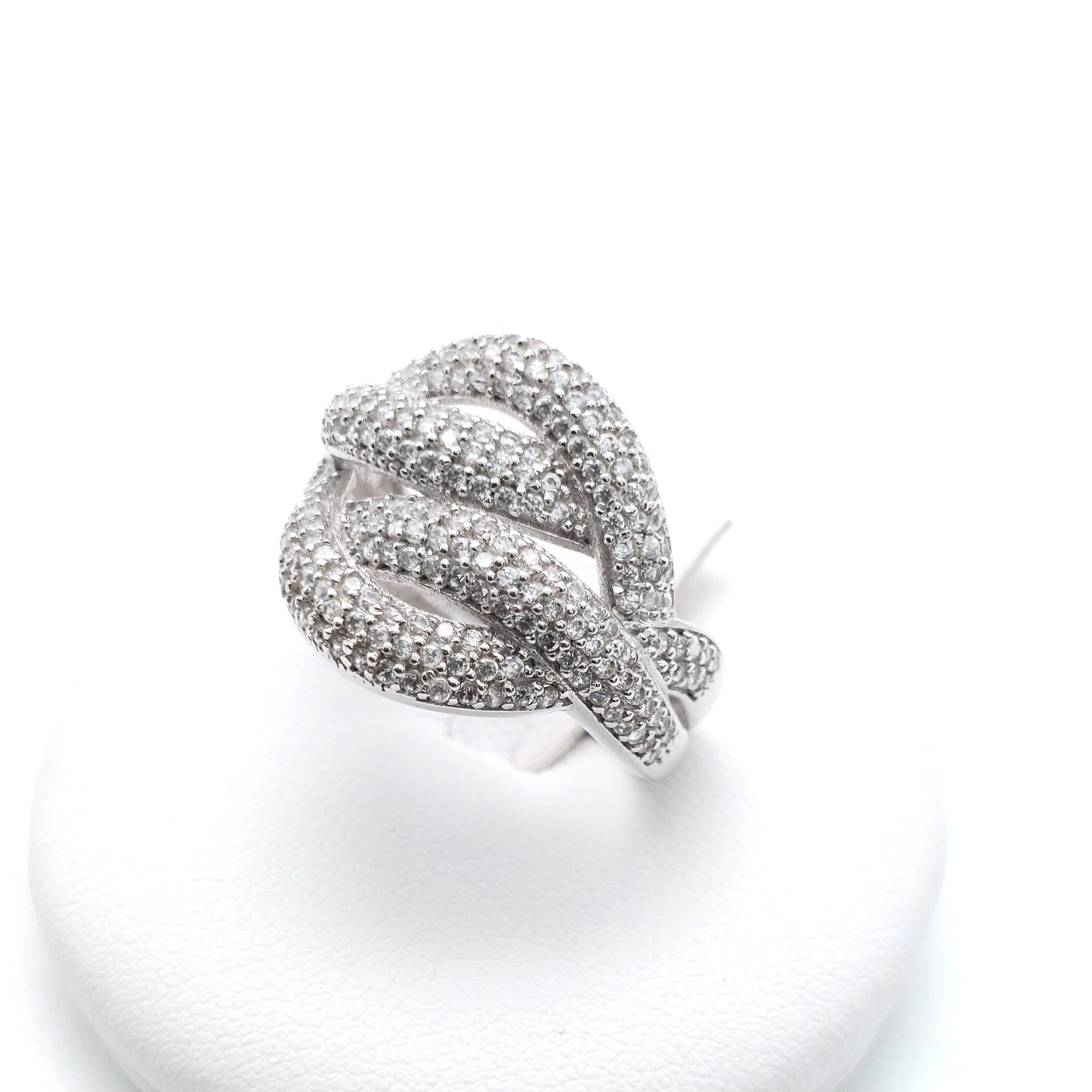 Anello a fantasia con zirconi in oro bianco 18 KT. AN-ORO099.