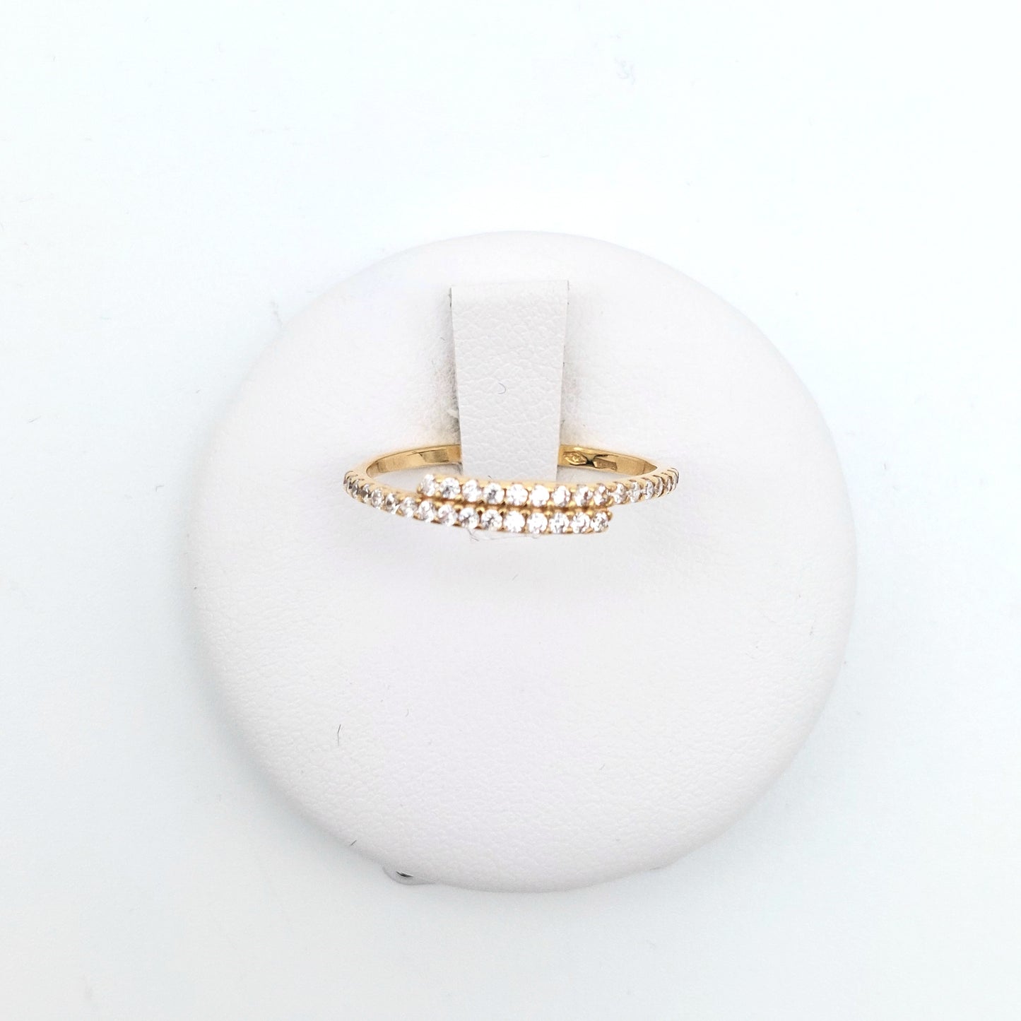 Anello in oro giallo 18 KT con zirconi. AN-ORO092.