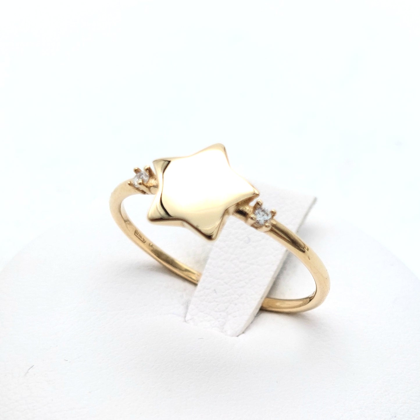 Anello a stella con zirconi laterali in oro giallo 18 KT. AN-ORO108