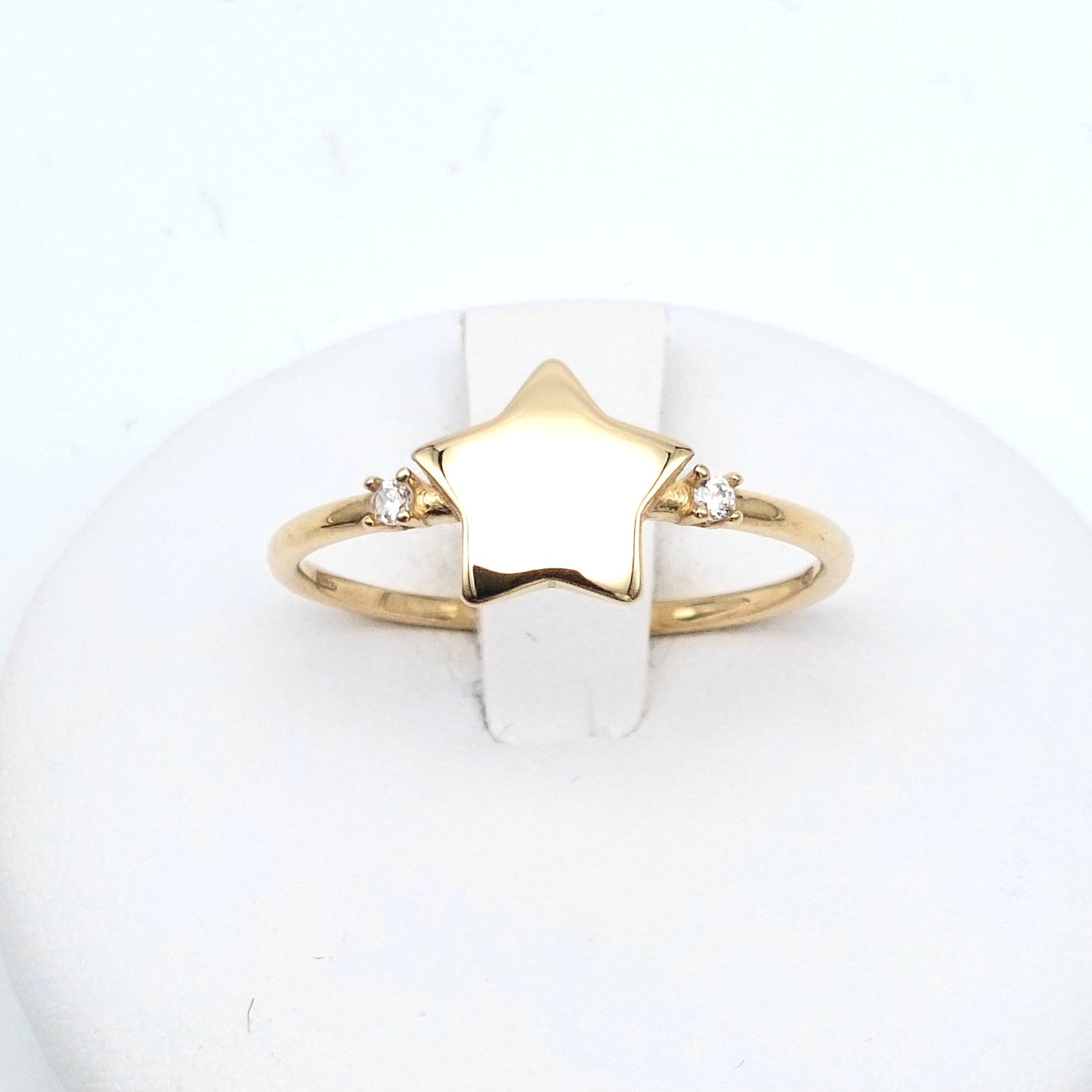 Anello a stella con zirconi laterali in oro giallo 18 KT. AN-ORO108
