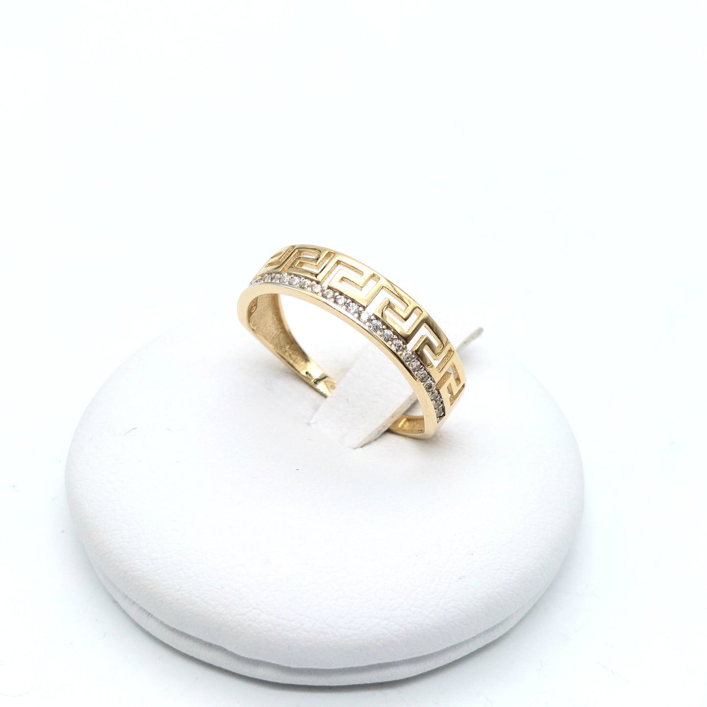 Anello a fascia con greca traforata e zirconi in oro giallo 18 KT. AN-ORO091.