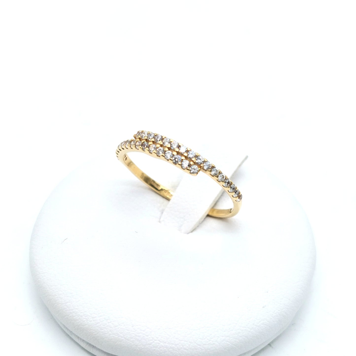 Anello in oro giallo 18 KT con zirconi. AN-ORO092.