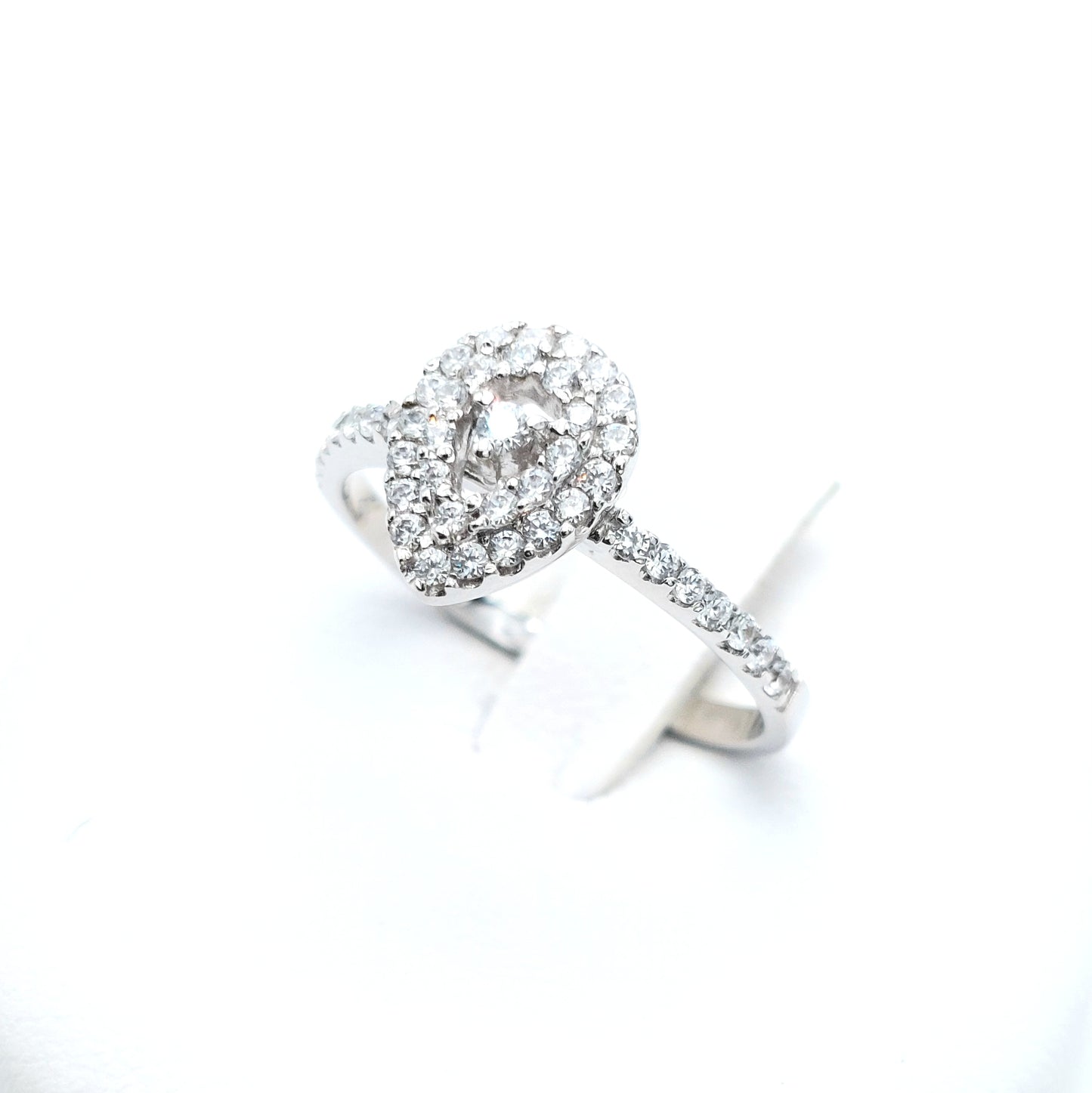 Anello in oro bianco 18 KT con zirconi. AN-ORO096.