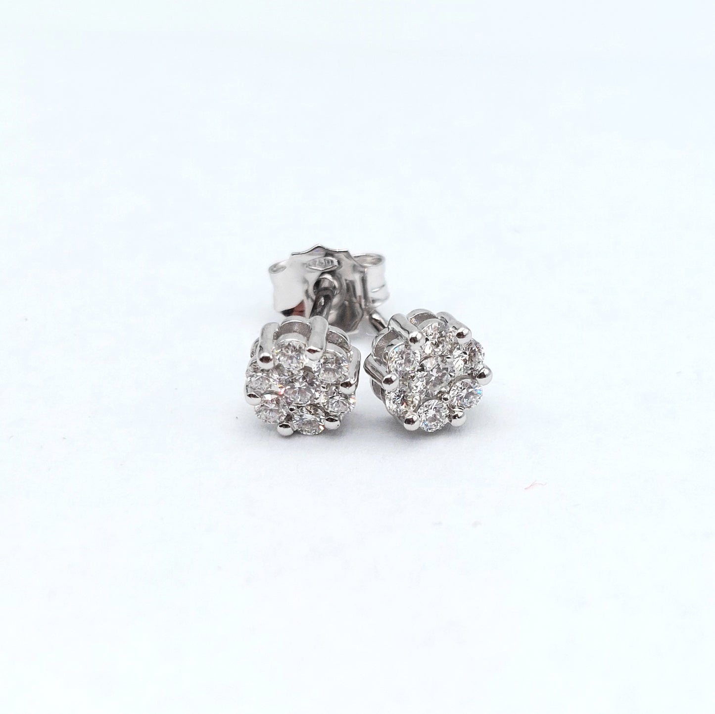 Orecchino linea Magic in oro bianco 18 KT con brillanti naturali. OR-BR-D004.