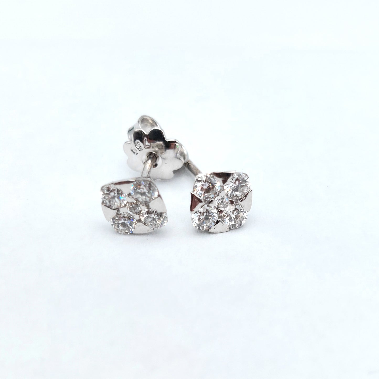 Orecchini a lobo in oro bianco 18 KT con brillanti naturali. OR-BR-D006.