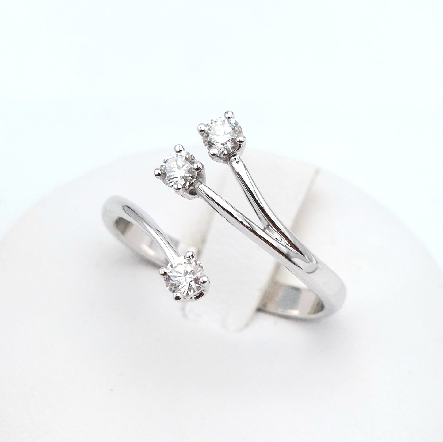 Anello a 3 fili in oro bianco 18 carati con diamanti naturali.AN-BR-D016.