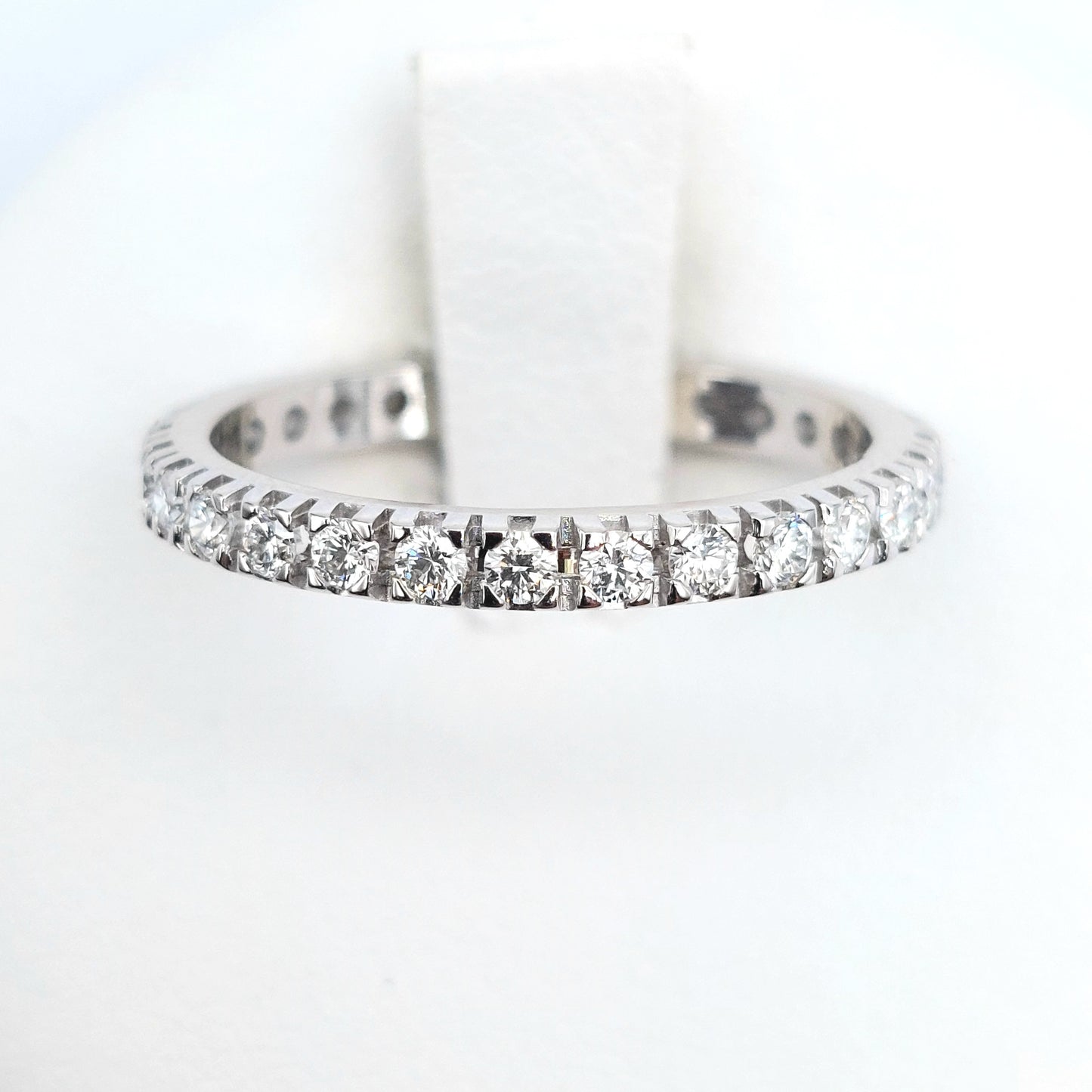 Anello veretta intera in Oro bianco 18 carati con Diamanti naturali. AN-BR-D018.