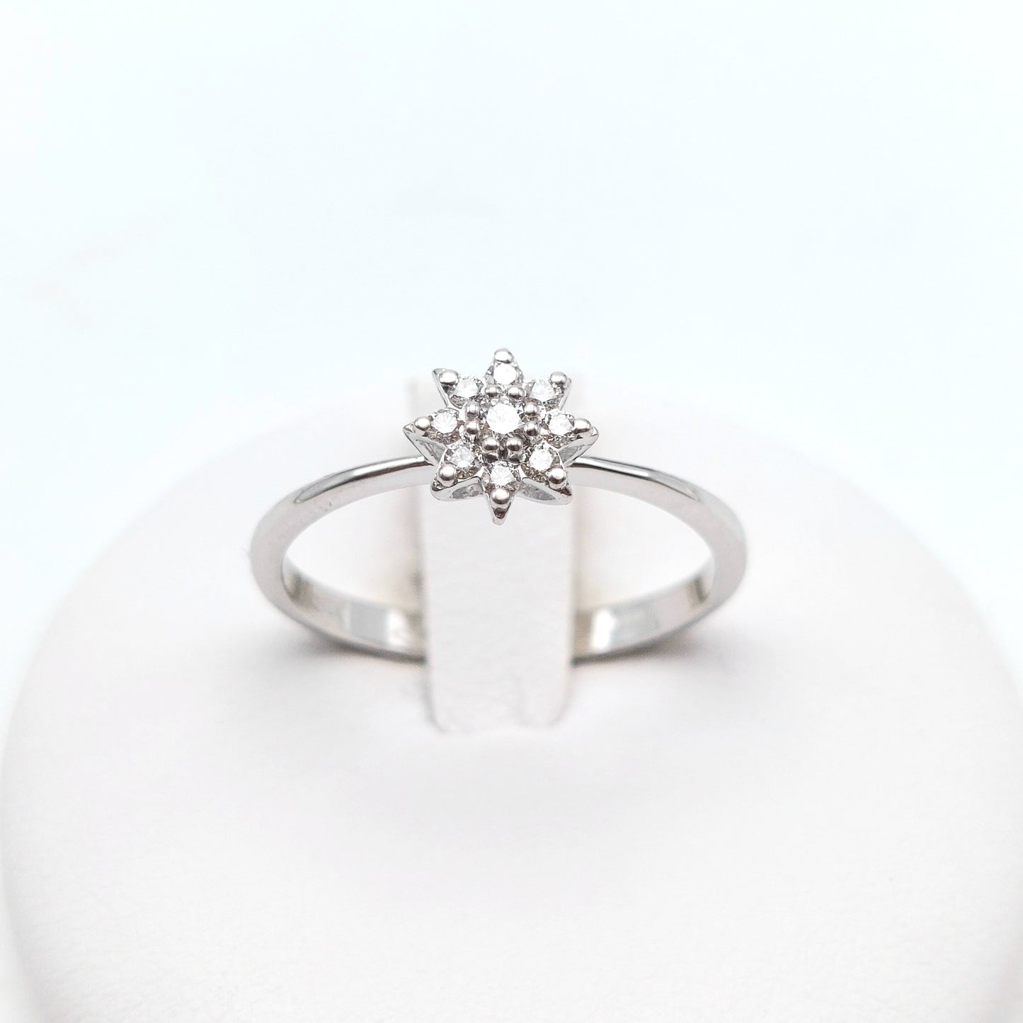 Anello a stella in oro bianco 18 carati con Diamanti naturali. AN-BR-D022.