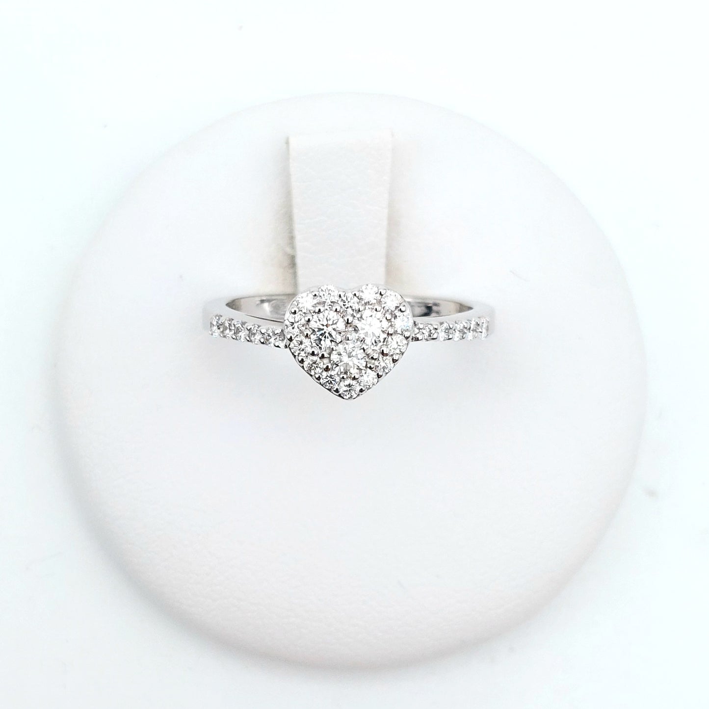 Anello a cuore in oro bianco 18 carati con Diamanti naturali. AN-BR-D020.