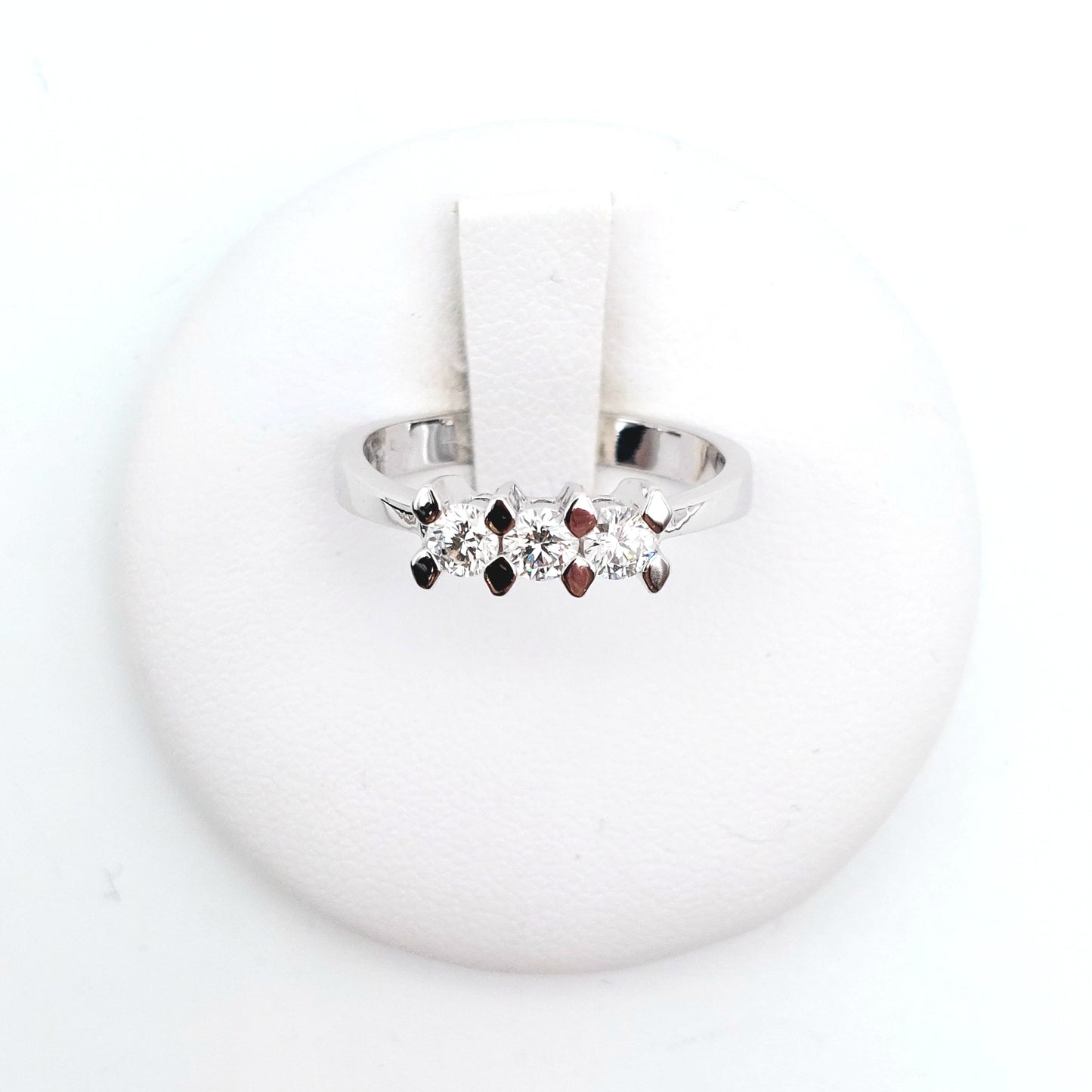 Anello trilogy in oro bianco 18 carati con Diamanti naturali. AN-BR-D021.