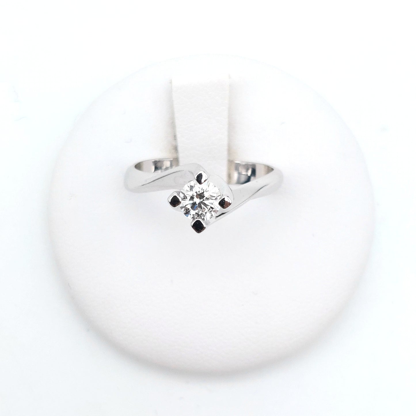 Anello solitario in oro bianco 18 carati con Diamante naturale. AN-BR-D023