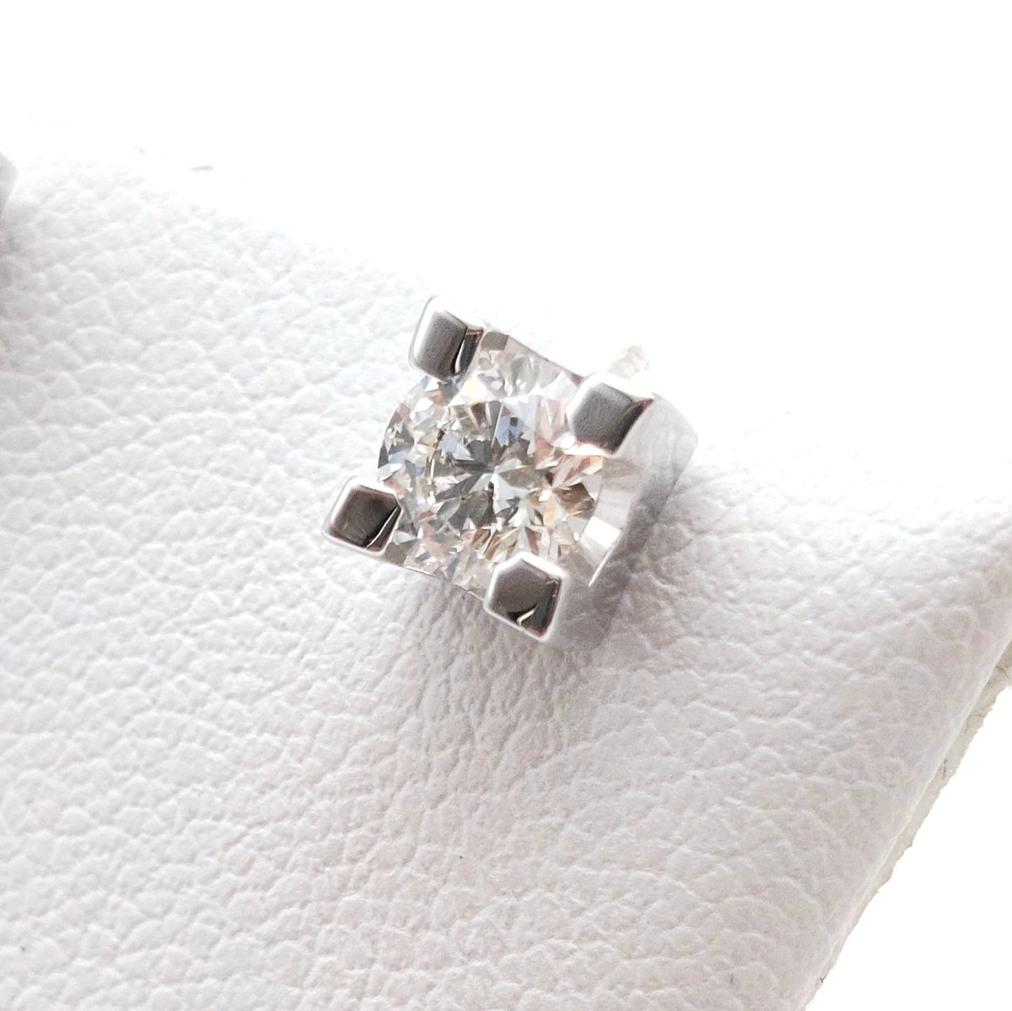 Orecchini punto luce tornito in Oro bianco 18 carati con Diamanti naturali. OR-BR-D008.