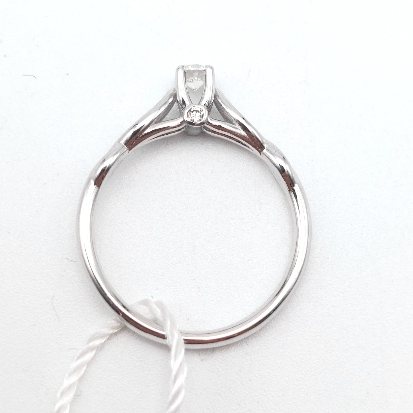 Anello a solitario in oro bianco 18 carati con Diamanti naturali. AN-BR-D019.