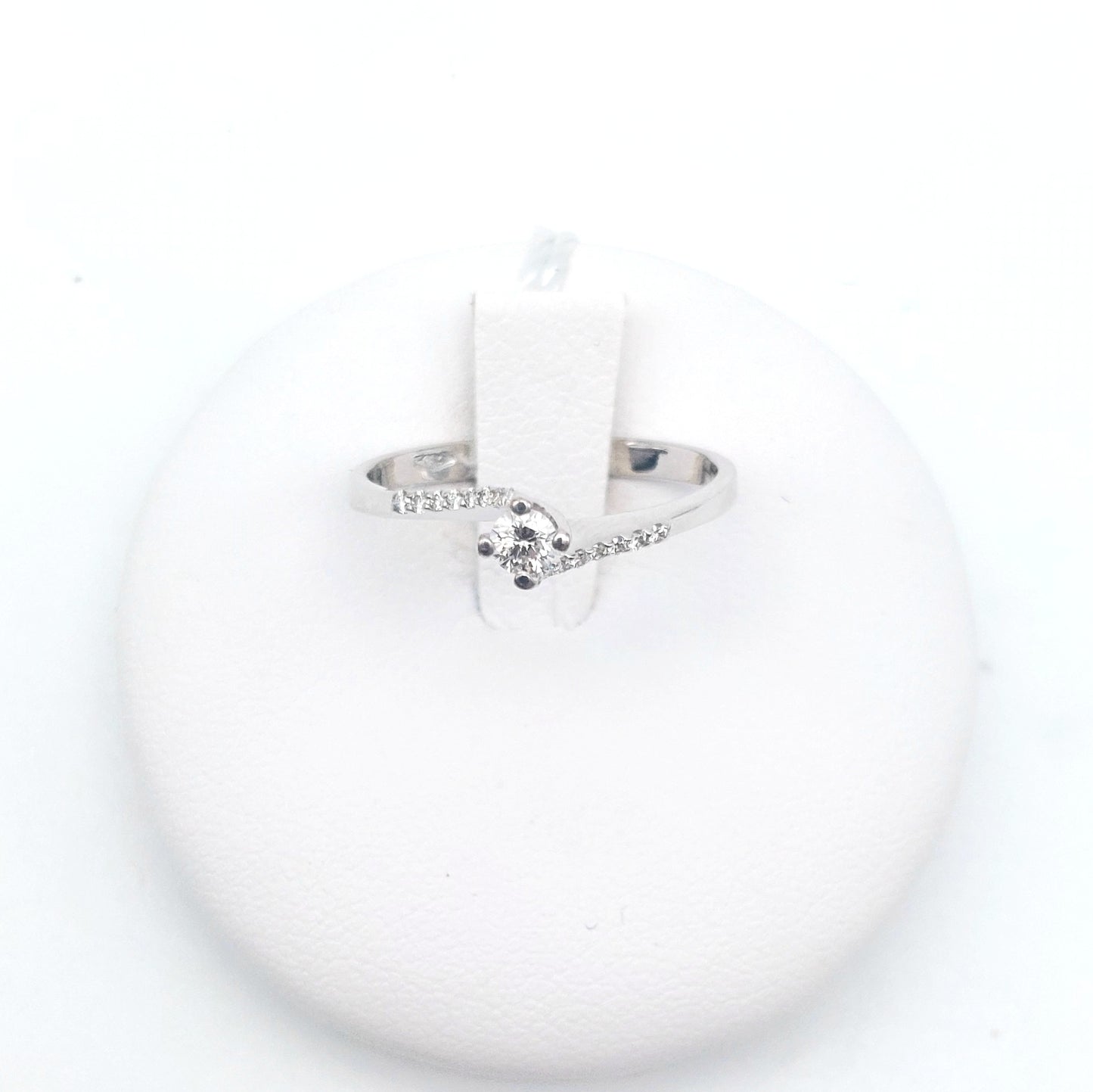 Anello solitario in oro bianco 18 carati con Diamanti naturali laterali. AN-BR-D024.