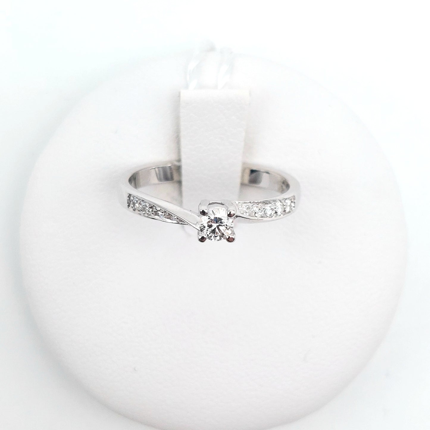 Anello solitario con brillanti laterali in oro bianco 18 carati. AN-BR-D025.