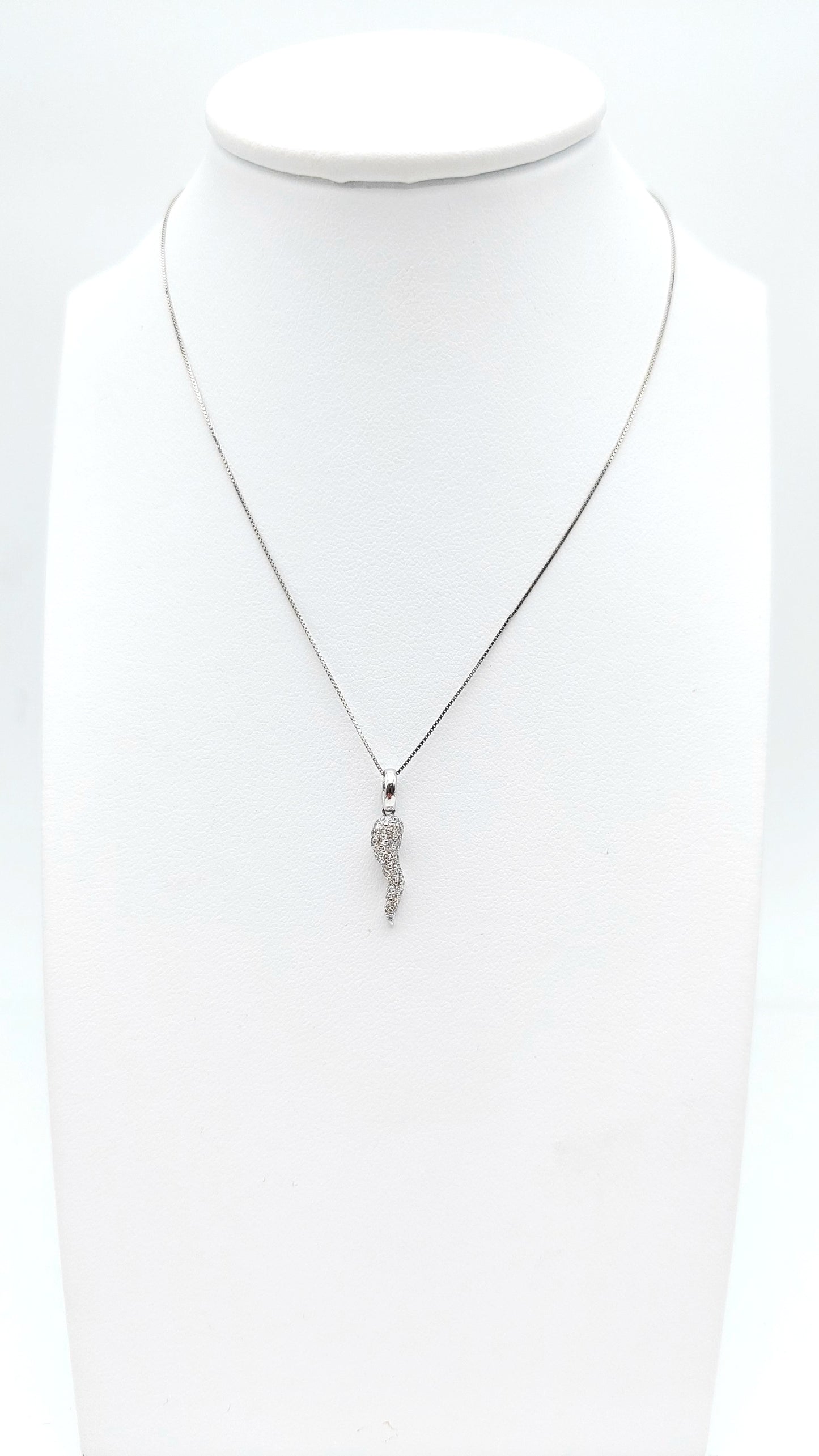 Collana con pendente cornetto portafortuna in oro bianco 18 carati con brillanti naturali. COLBR028.