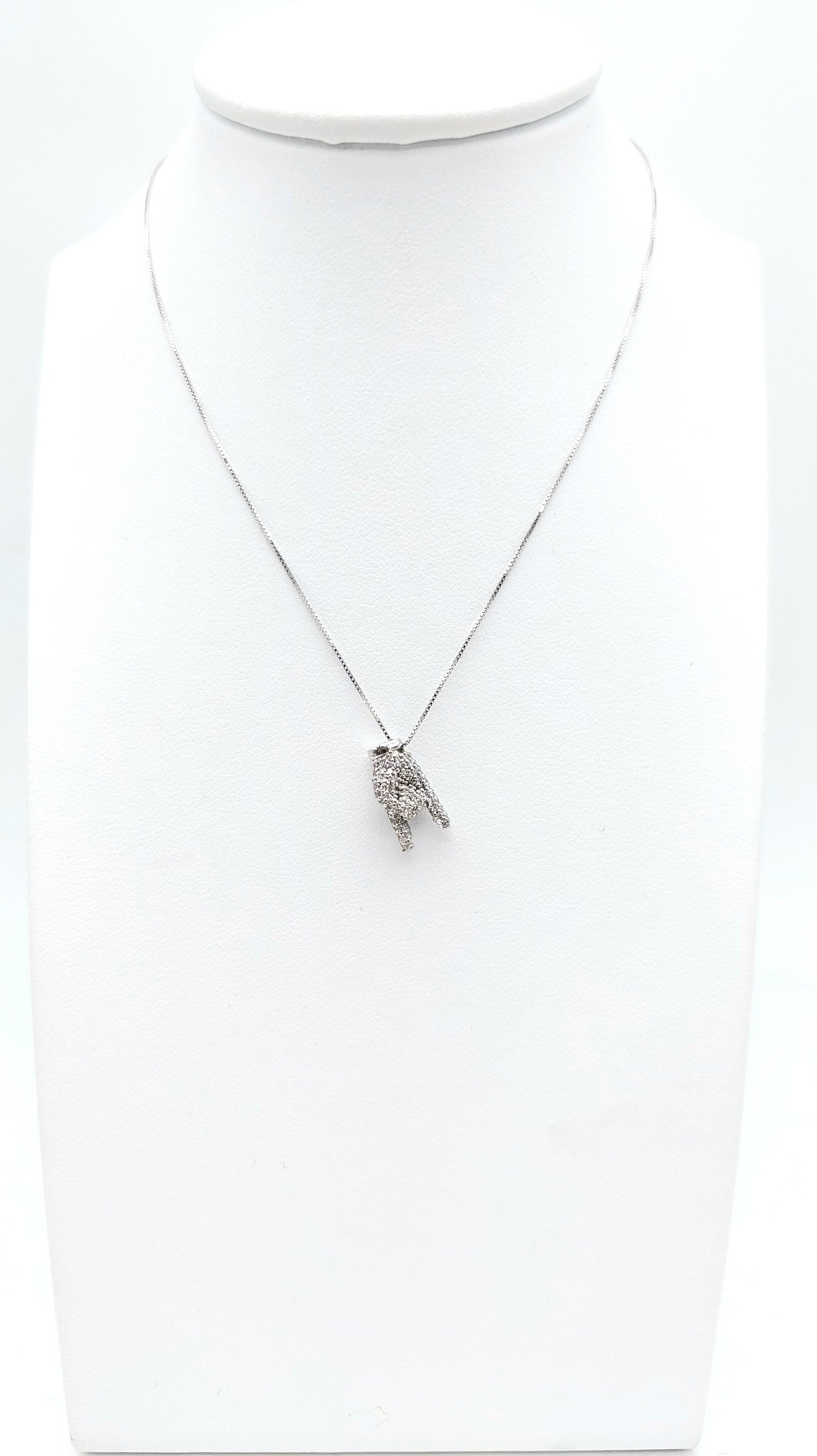 Collana con manina scaramantica in oro bianco 18 carati con Diamanti naturali. COLBR030.