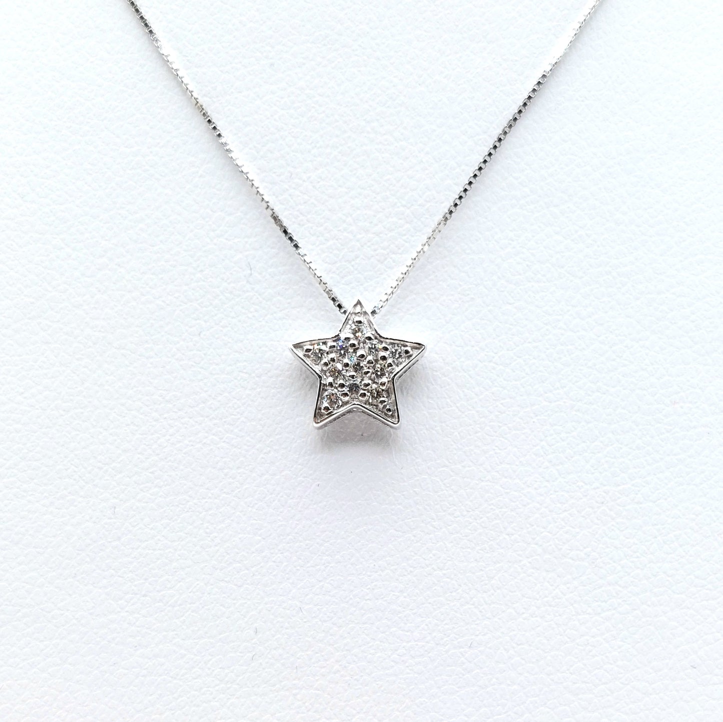 Collana con pendente a stella in oro bianco 18 carati con brillanti. COLBR027.