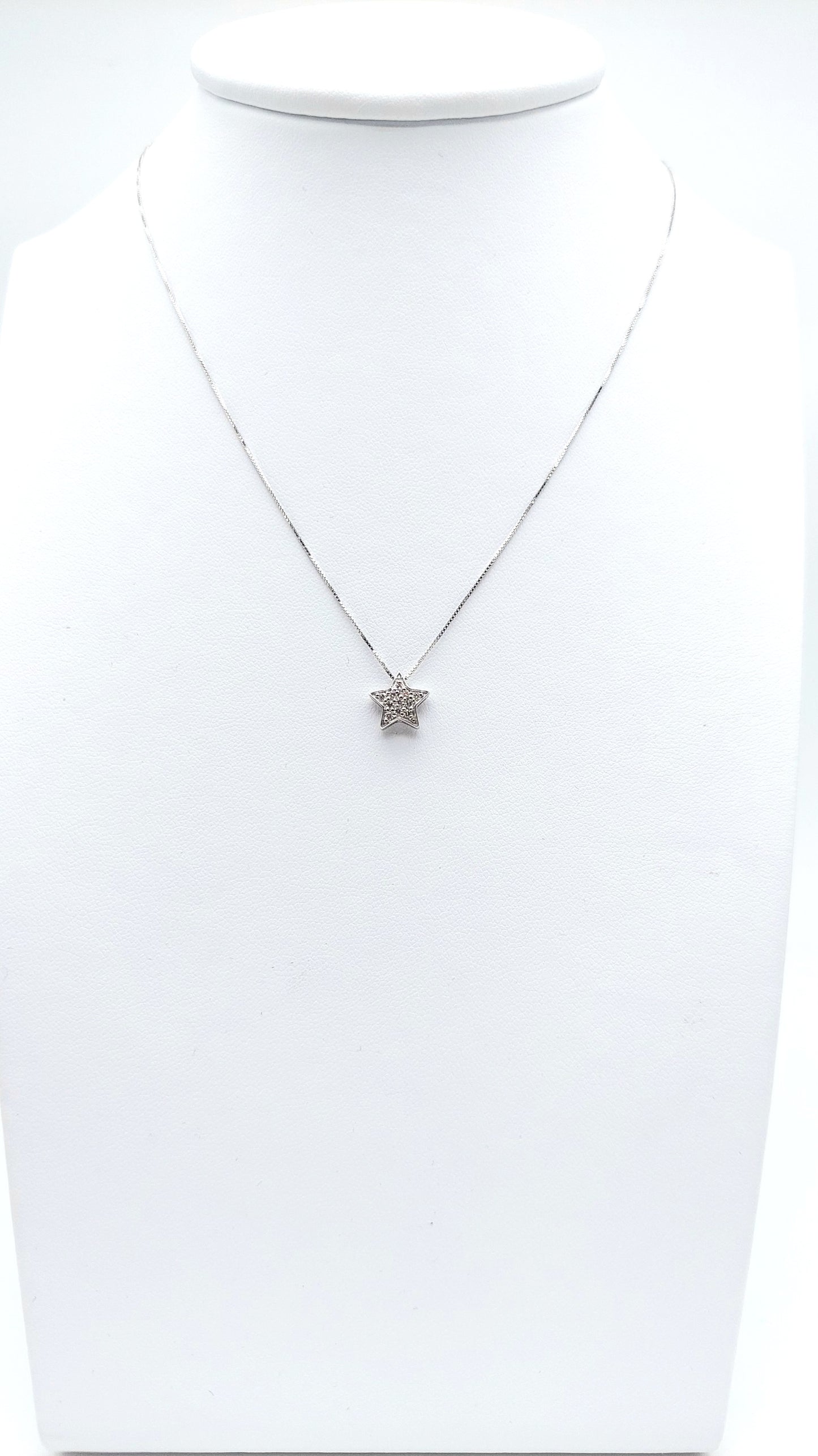 Collana con pendente a stella in oro bianco 18 carati con Diamanti naturali. COLBR027.