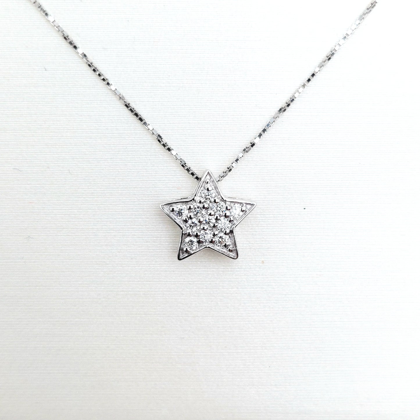 Collana con pendente a stella in oro bianco 18 carati con brillanti. COLBR027.