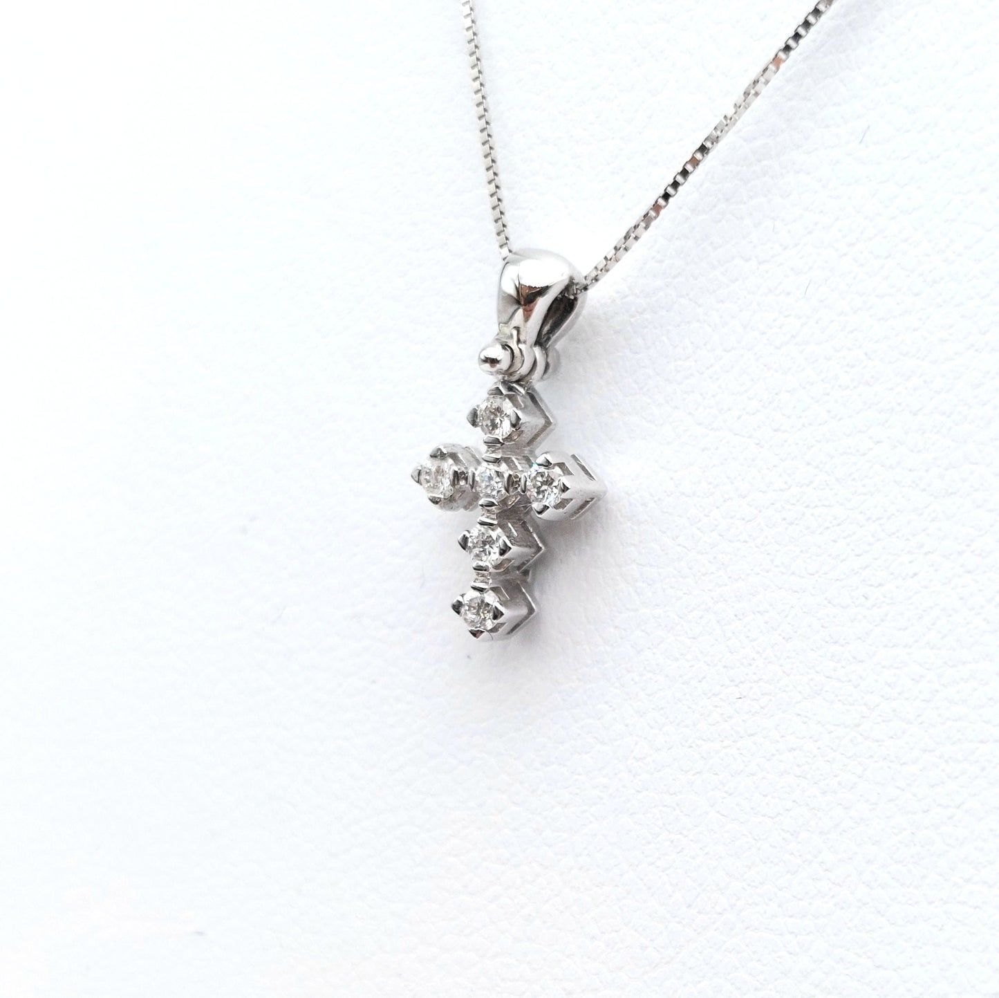 Collana con croce in oro bianco 18 carati con Diamanti naturali. COLBR025.