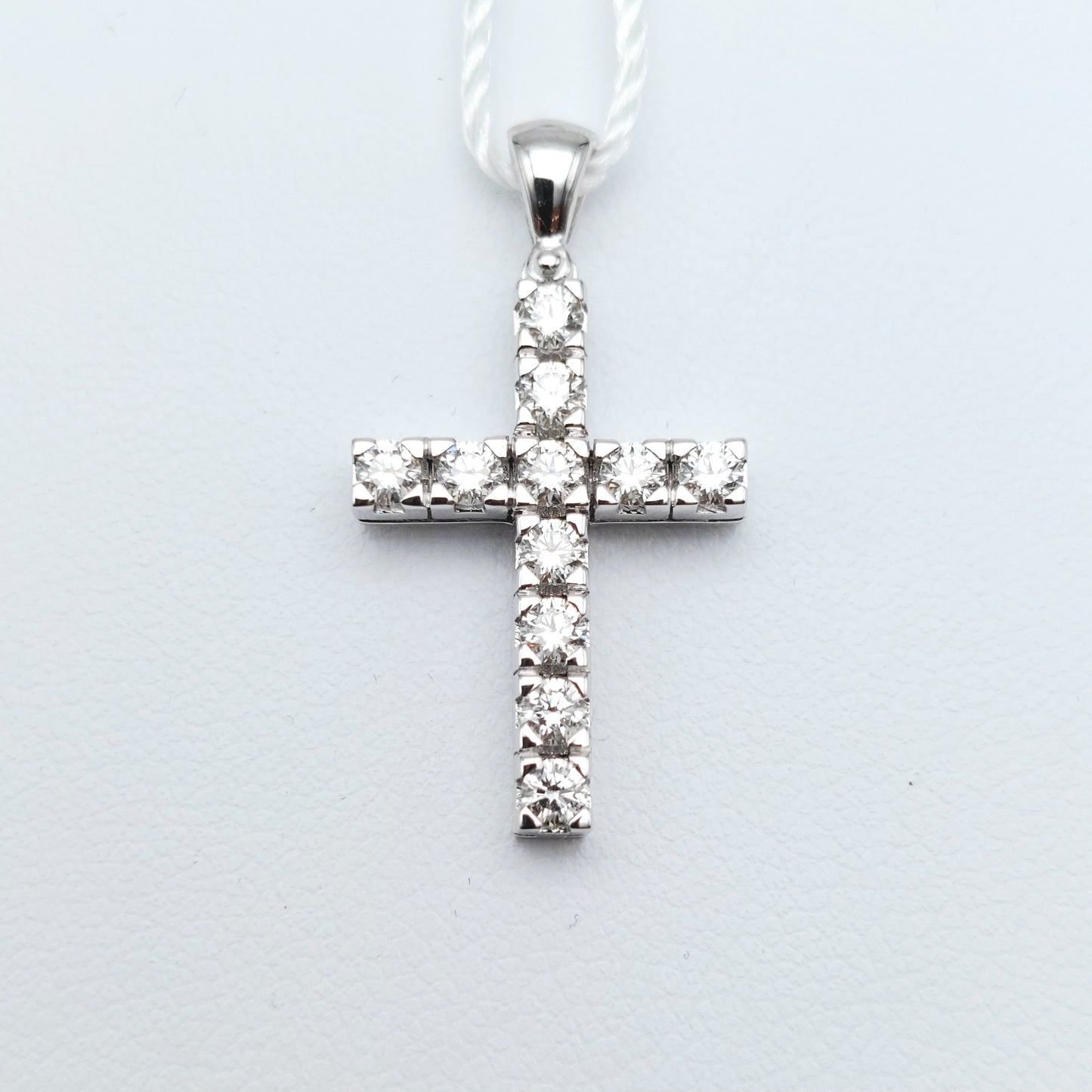 Croce in oro bianco 18 carati con brillanti naturali. COLBR032.