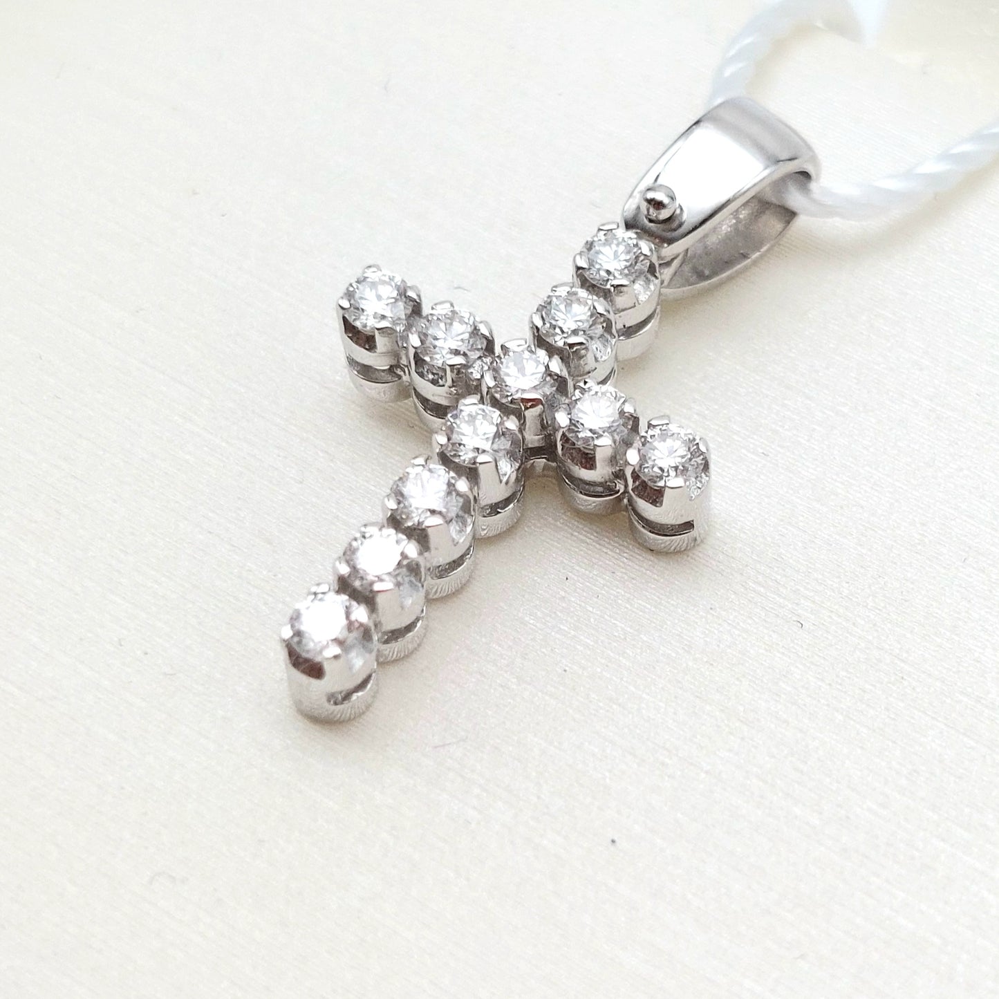 Croce in oro bianco 18 carati con brillanti naturali. COLBR033.