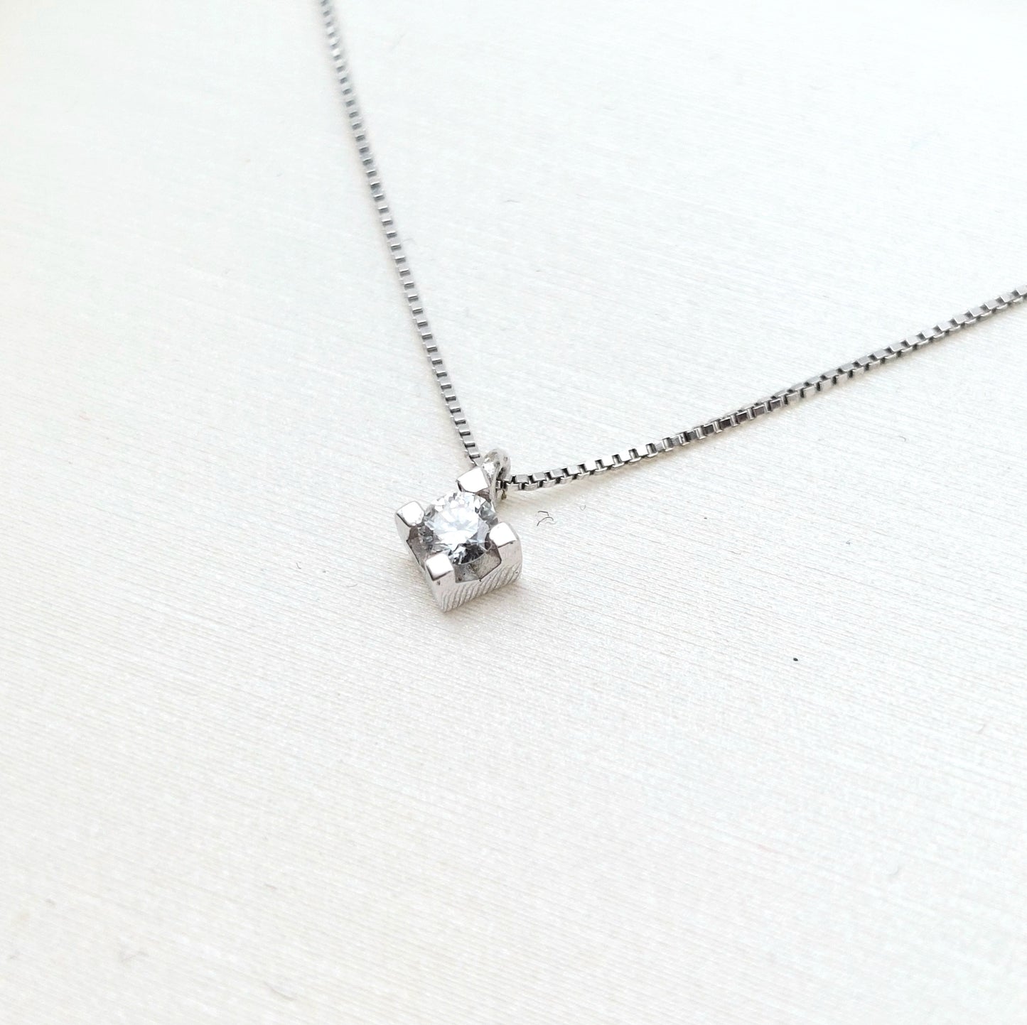 Collana punto luce in oro bianco 18 carati con brillante naturale. COLBR035.