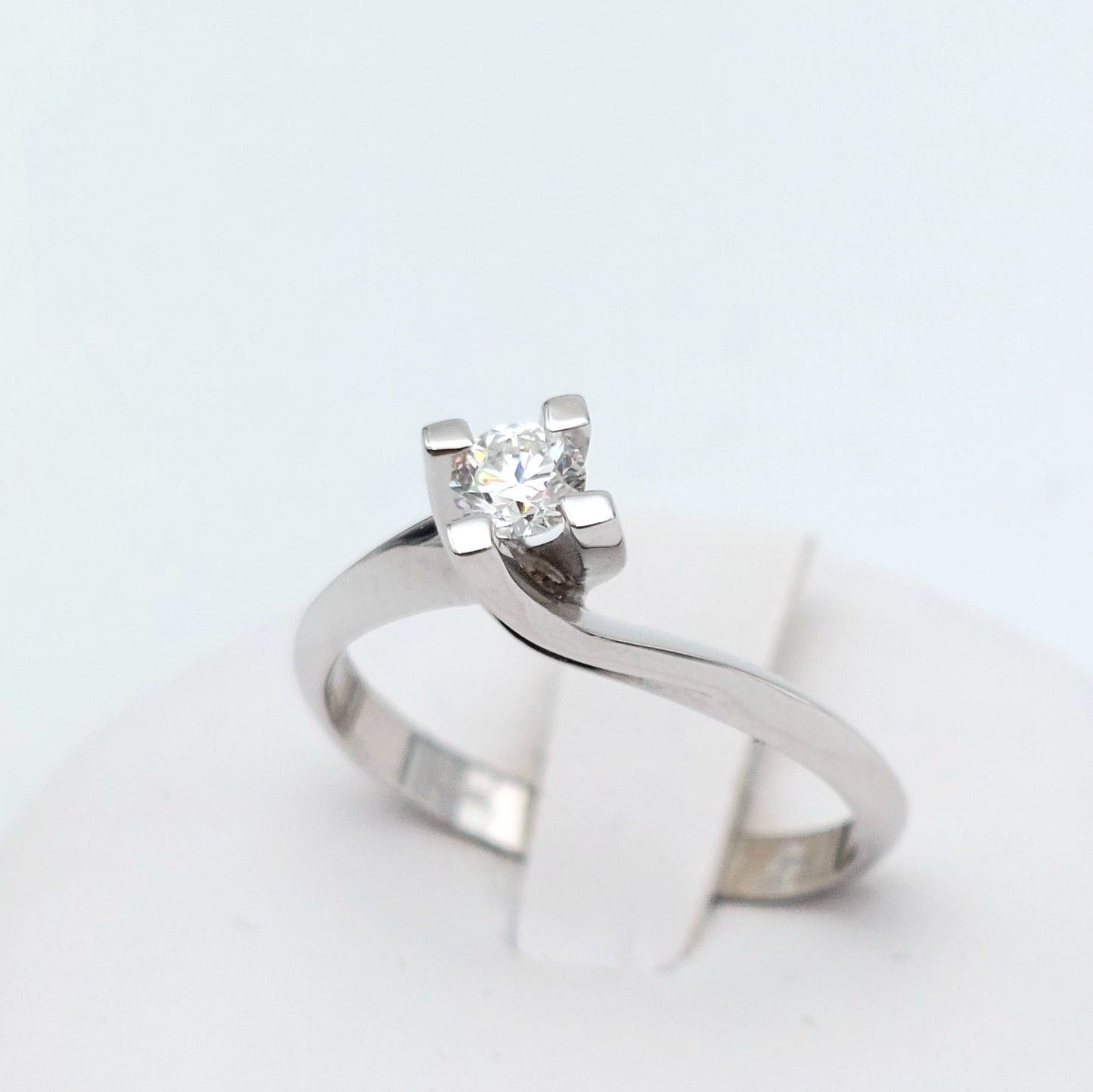 Anello a solitario in oro bianco 18 carati con Diamante naturale. AN-BR-D026.