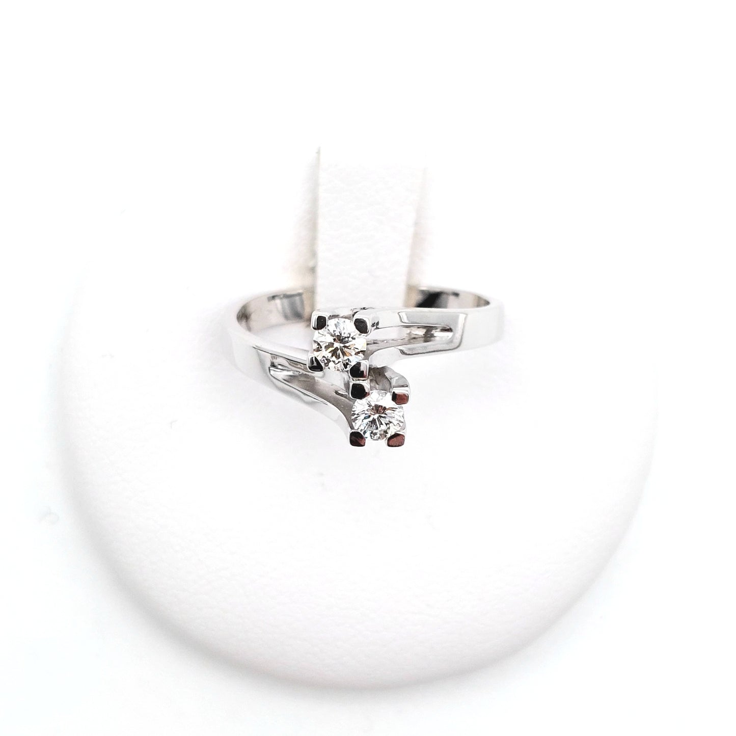 Anello Bilogy in oro bianco 18 carati con diamanti naturali. AN-BR-D028.