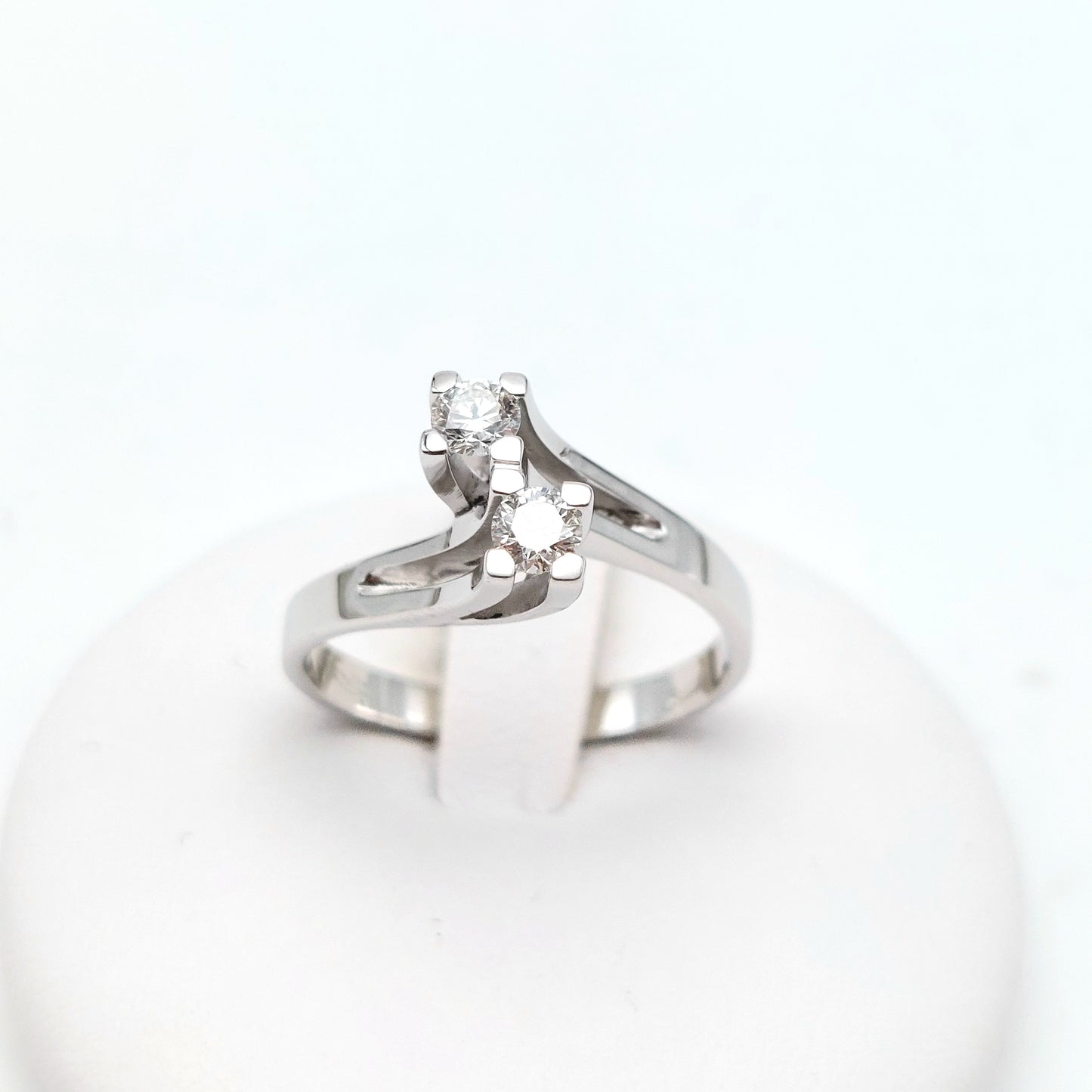 Anello Bilogy in oro bianco 18 carati con diamanti naturali. AN-BR-D028.