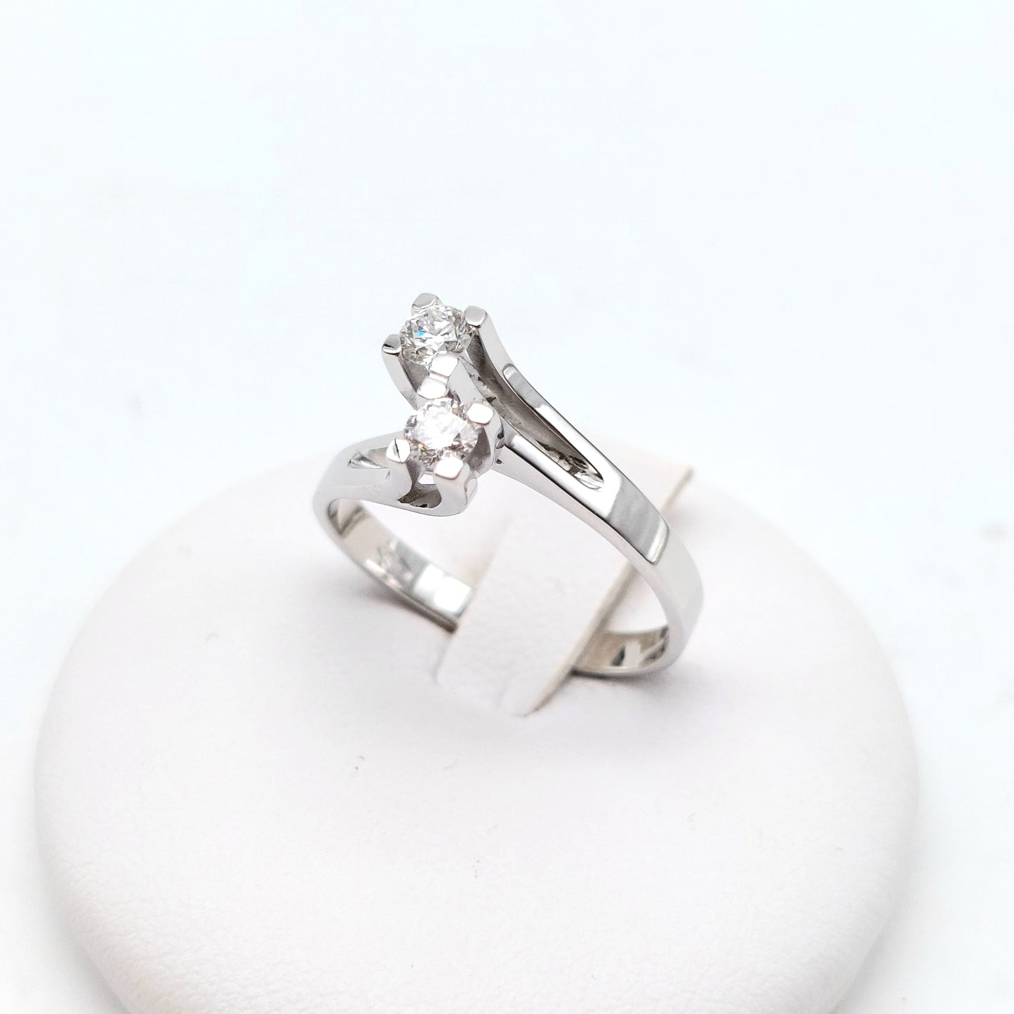 Anello Bilogy in oro bianco 18 carati con diamanti naturali. AN-BR-D028.
