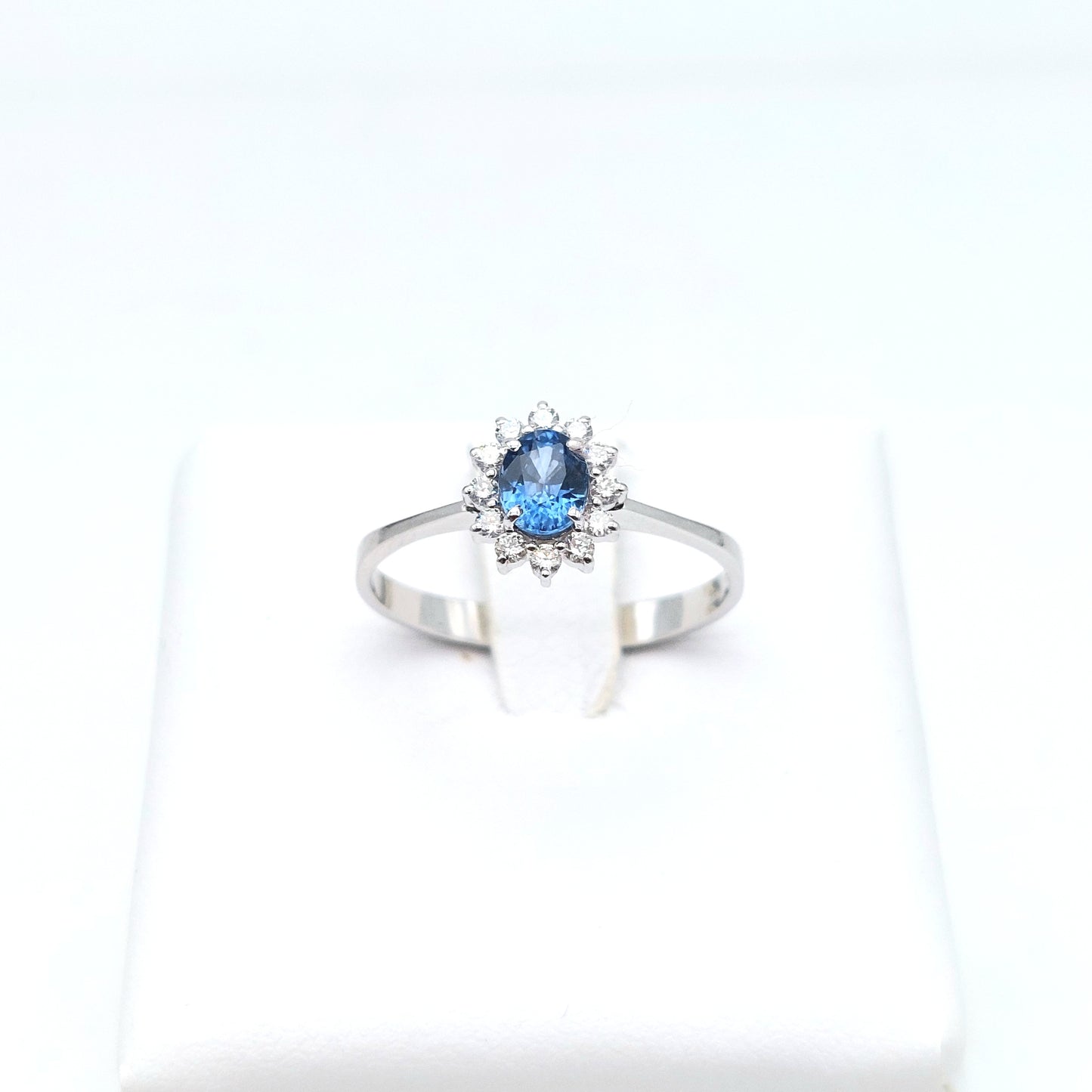 Anello modello Kate in Oro bianco 18 carati con Zaffiro blu provenienza Madagascar e Diamanti naturali.AN-BR-D038.