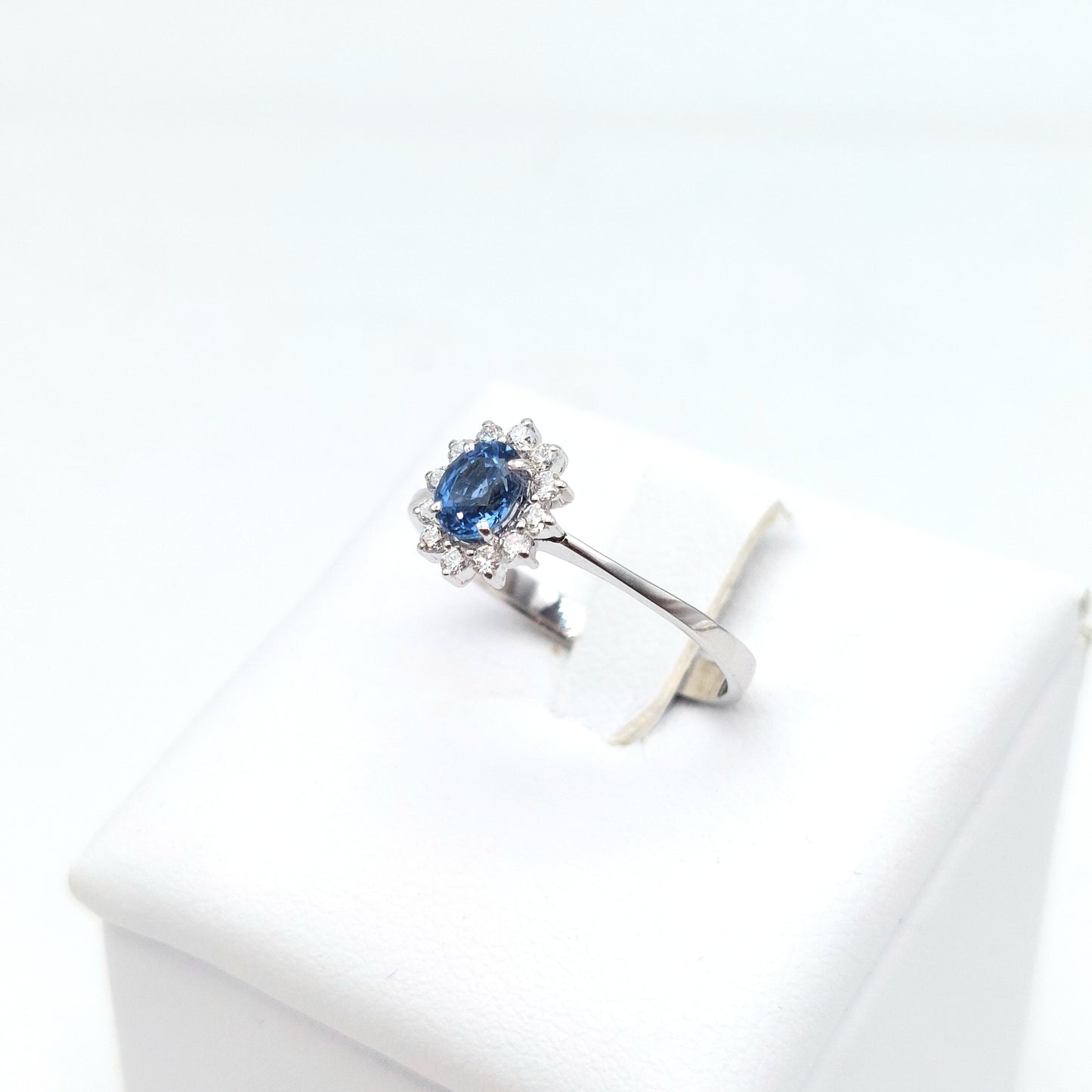 Anello modello Kate in Oro bianco 18 carati con Zaffiro blu provenienza Madagascar e Diamanti naturali.AN-BR-D038.