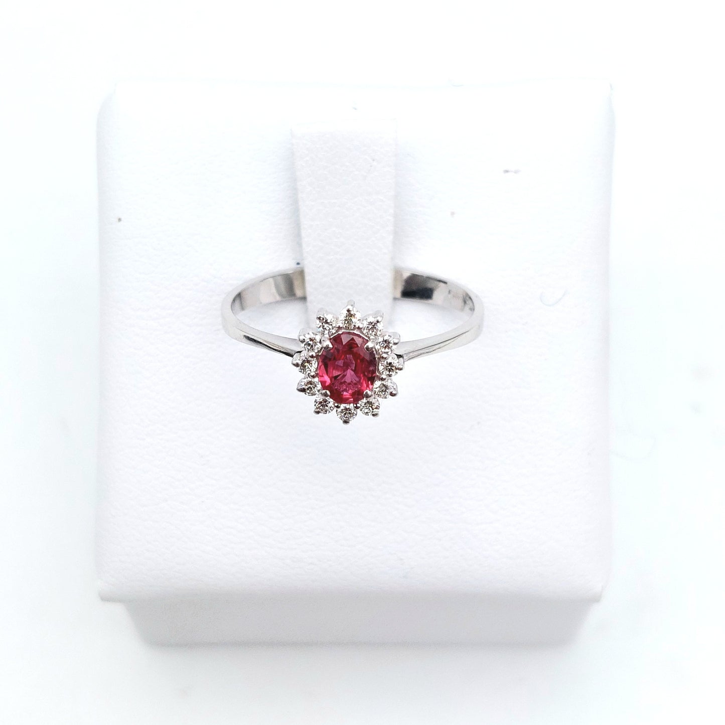 Anello modello Kate in Oro bianco 18 KT, con Rubino provenienza Birmania e Diamanti naturali.AN-BR-D039.
